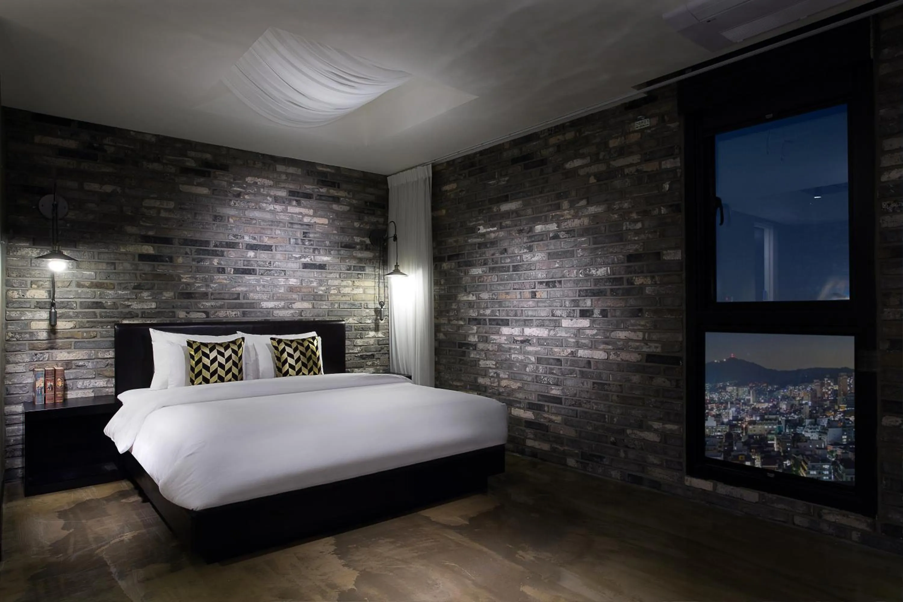 Night, Bed in Hotel Sienna