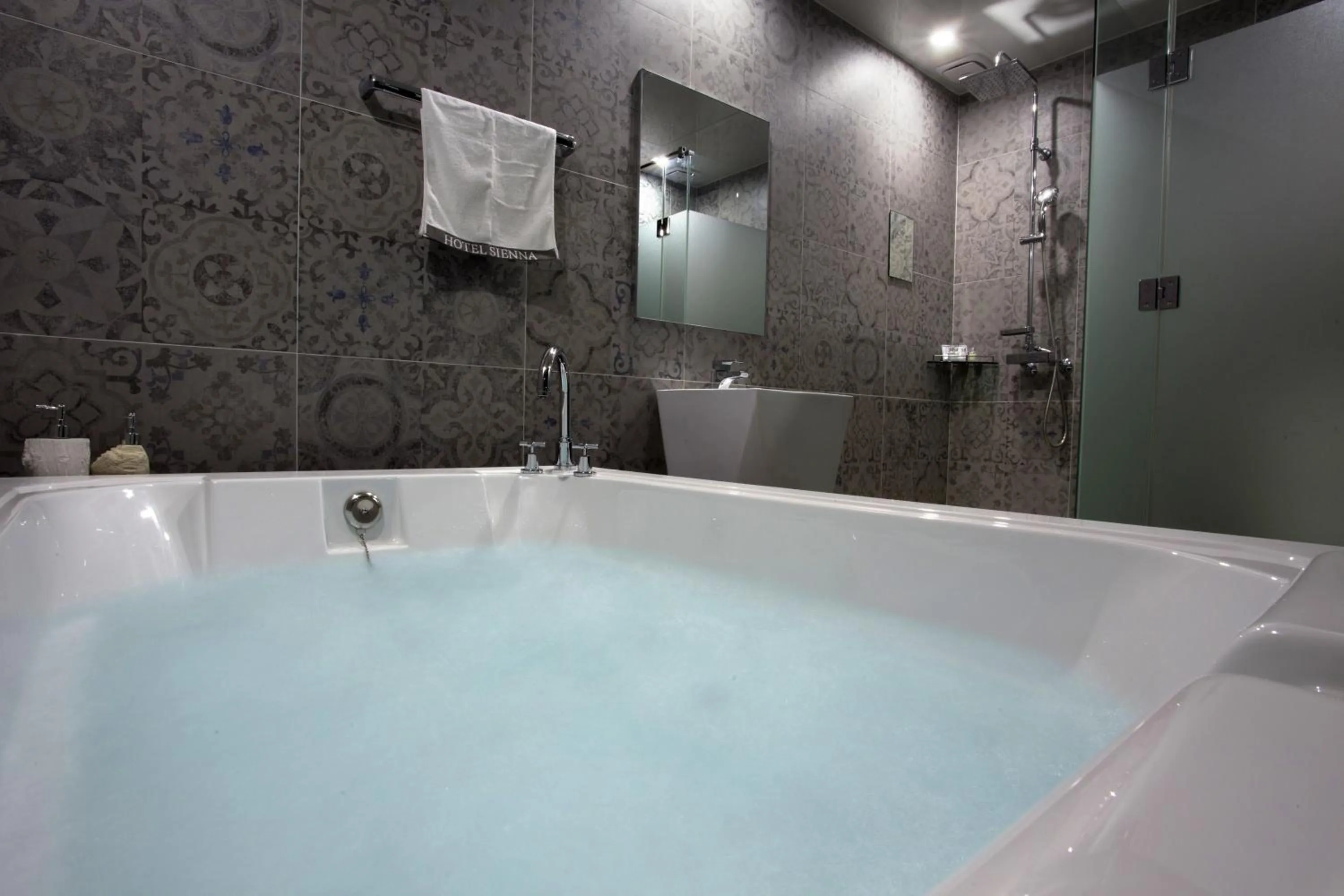 Hot Tub in Hotel Sienna