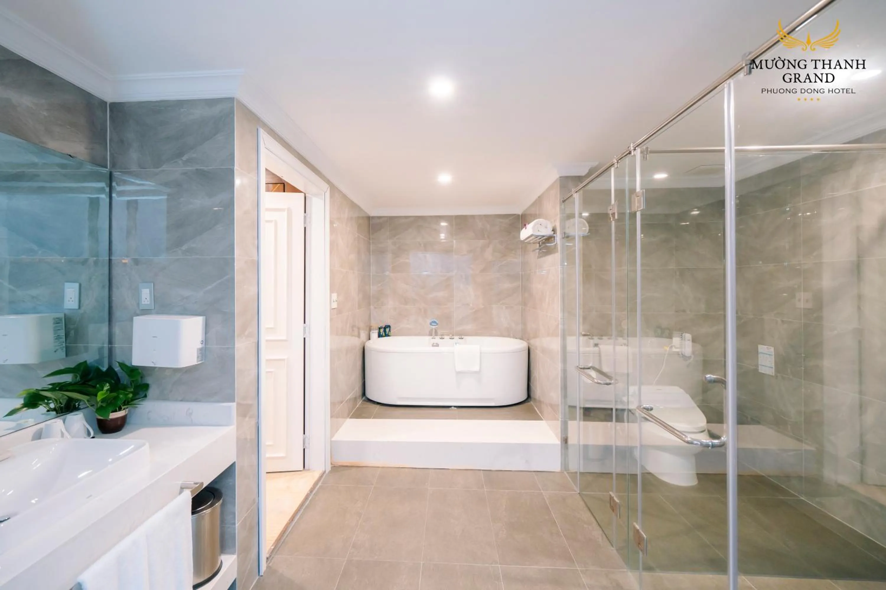 Shower in Muong Thanh Grand Phuong Dong