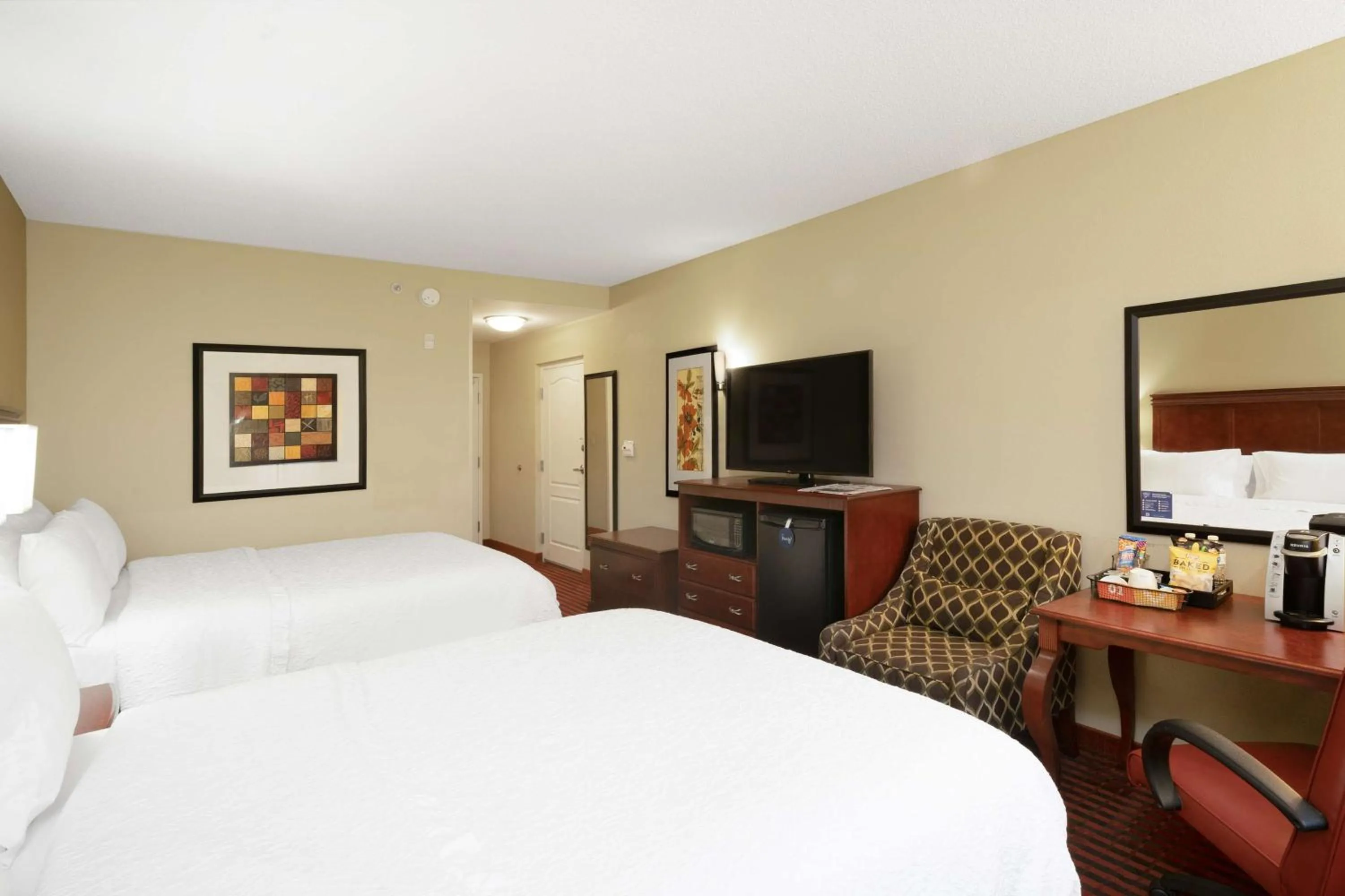 Bedroom, Bed in Hampton Inn Covington