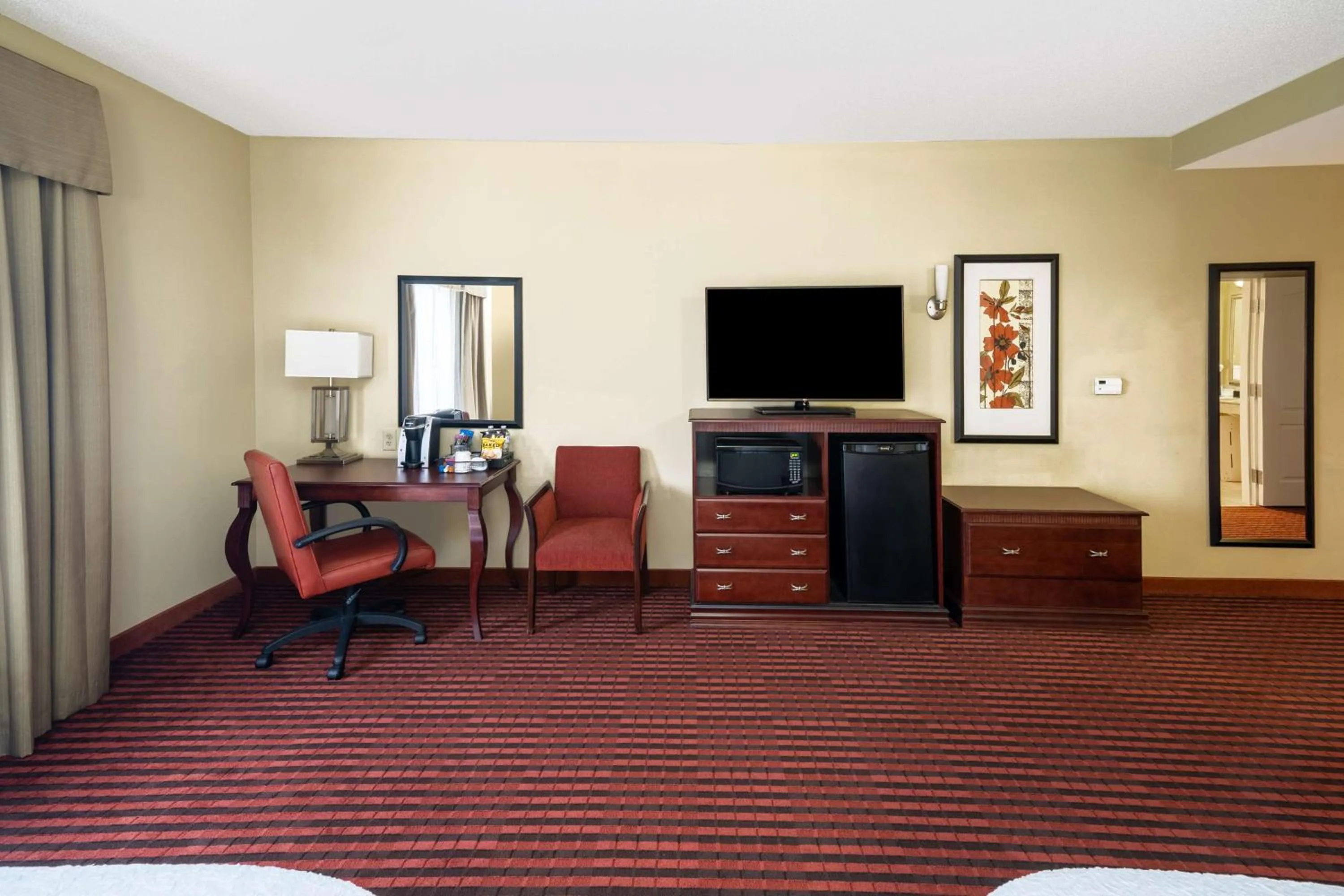 Bedroom, Bed in Hampton Inn Covington