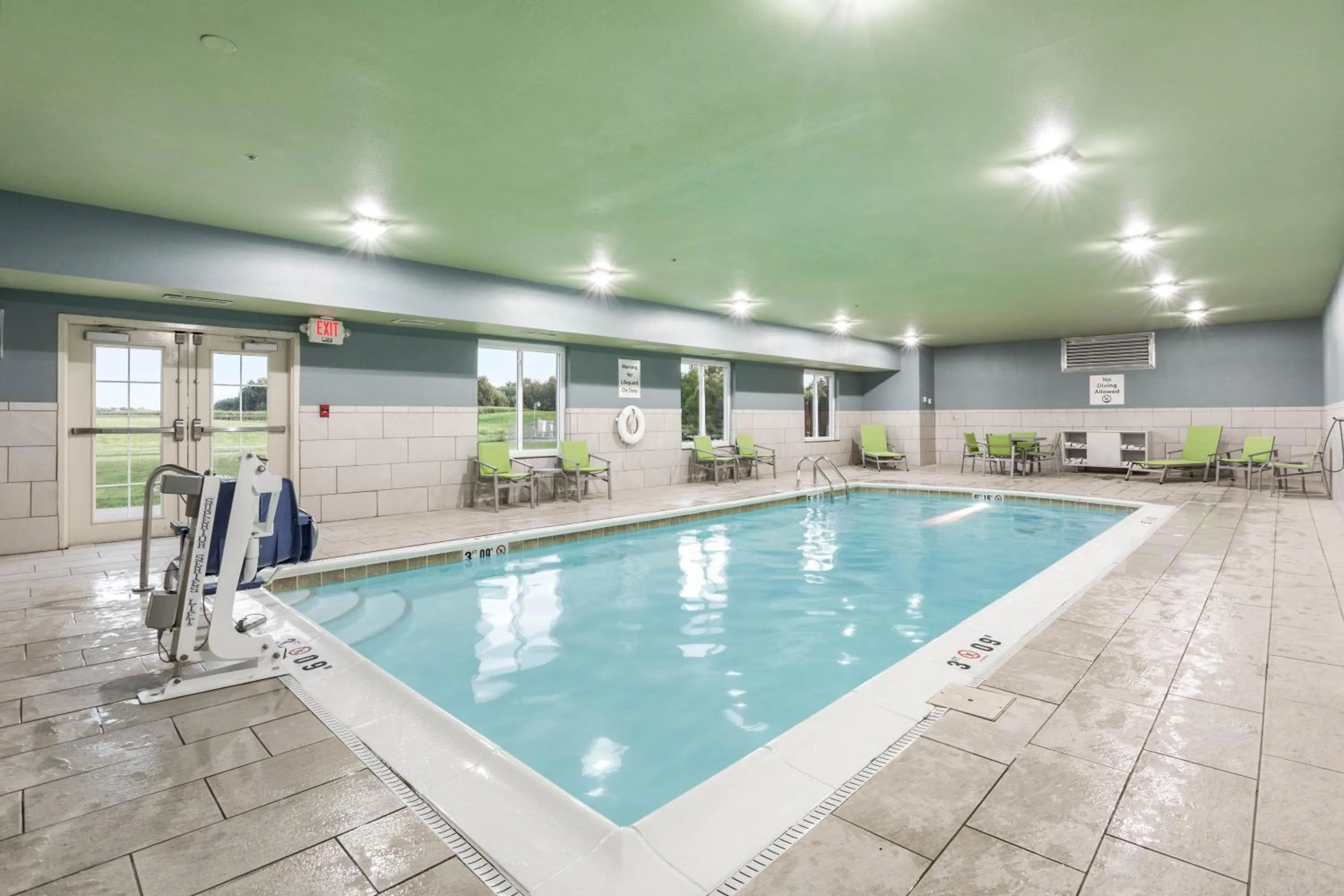 Swimming pool in Holiday Inn Express Hotel & Suites Jasper, an IHG Hotel