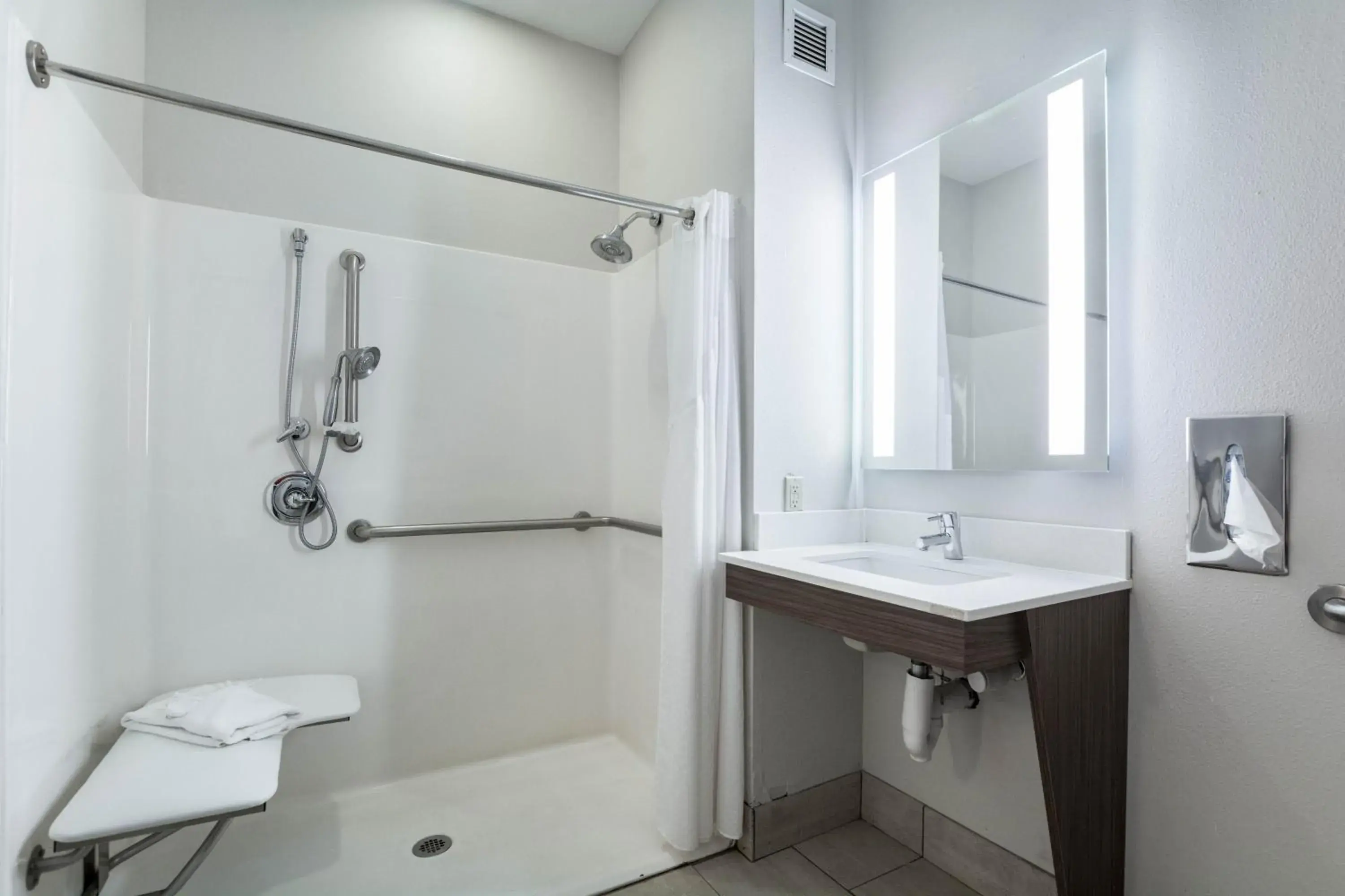 Twin Room with Shower- Hearing Accessible/Non-Smoking in Holiday Inn Express Hotel & Suites Jasper, an IHG Hotel Twin Room with Shower- Hearing Accessible/Non-Smoking in Holiday Inn Express Hotel & Suites Jasper, an IHG Hotel