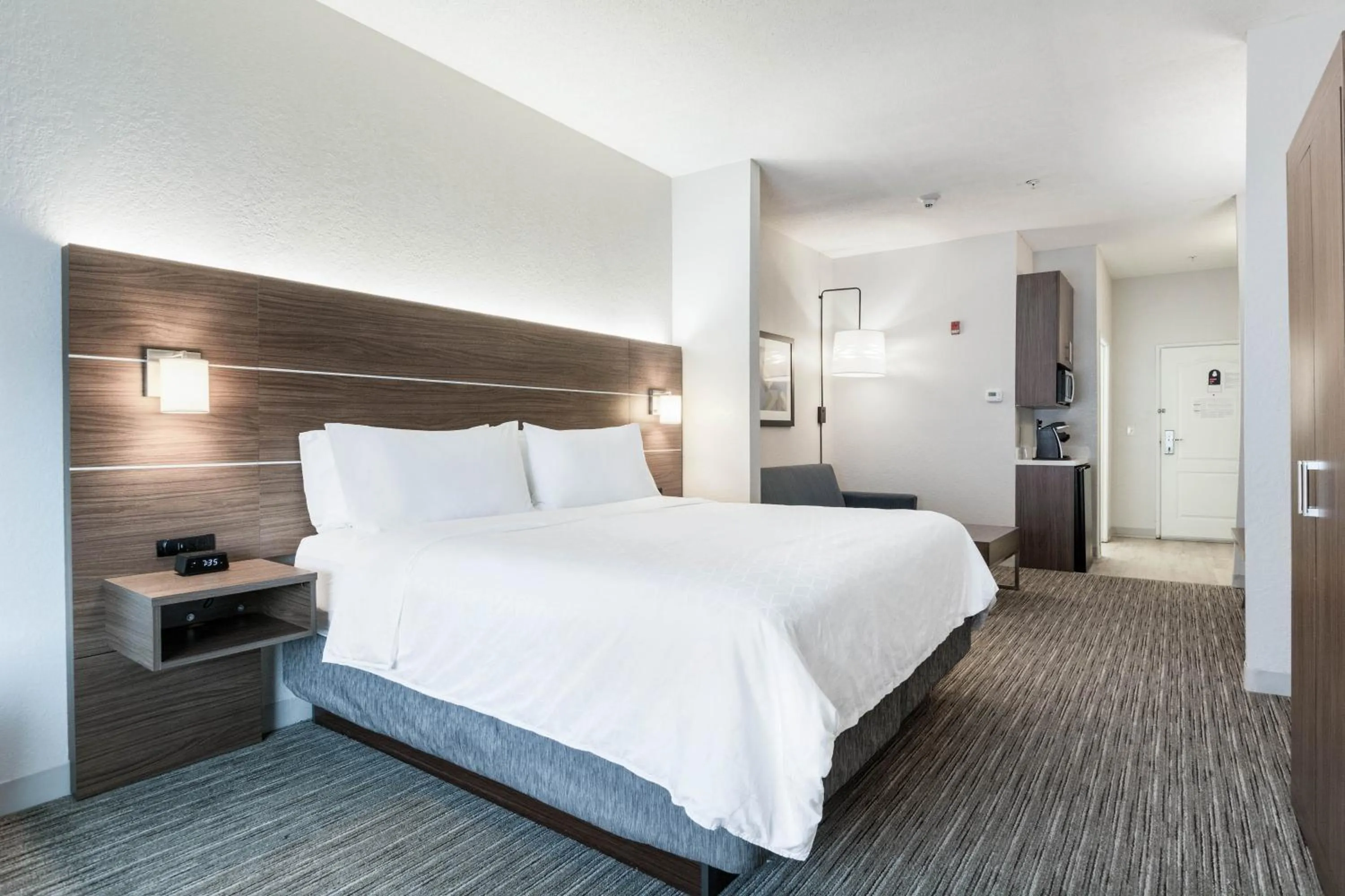 Photo of the whole room, Bed in Holiday Inn Express Hotel & Suites Jasper, an IHG Hotel