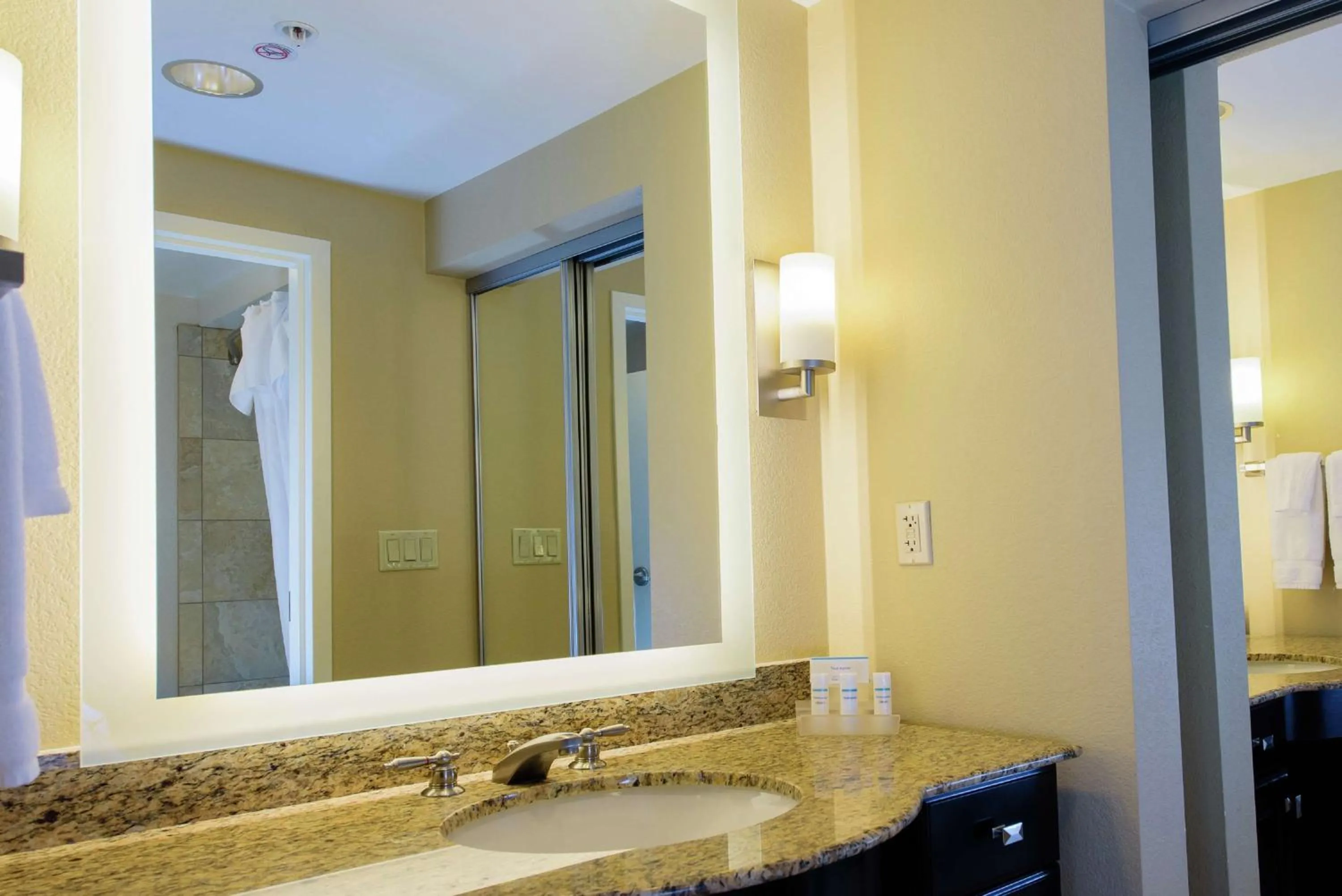 Bathroom in Homewood Suites by Hilton Phoenix Chandler Fashion Center