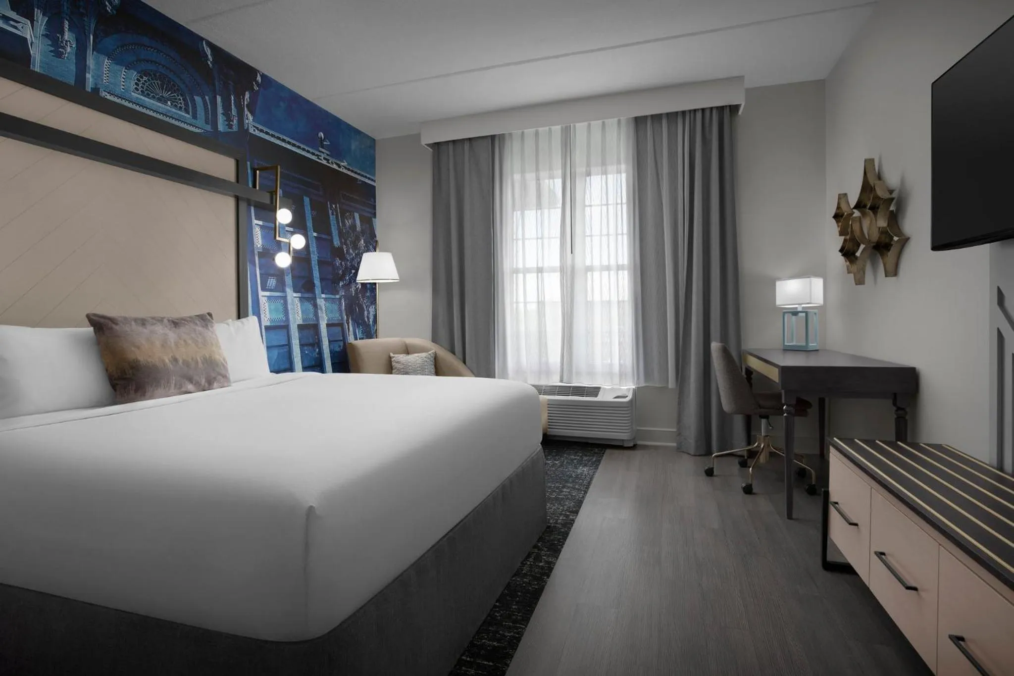 Photo of the whole room, Bed in Hotel Indigo Jacksonville-Deerwood Park by IHG