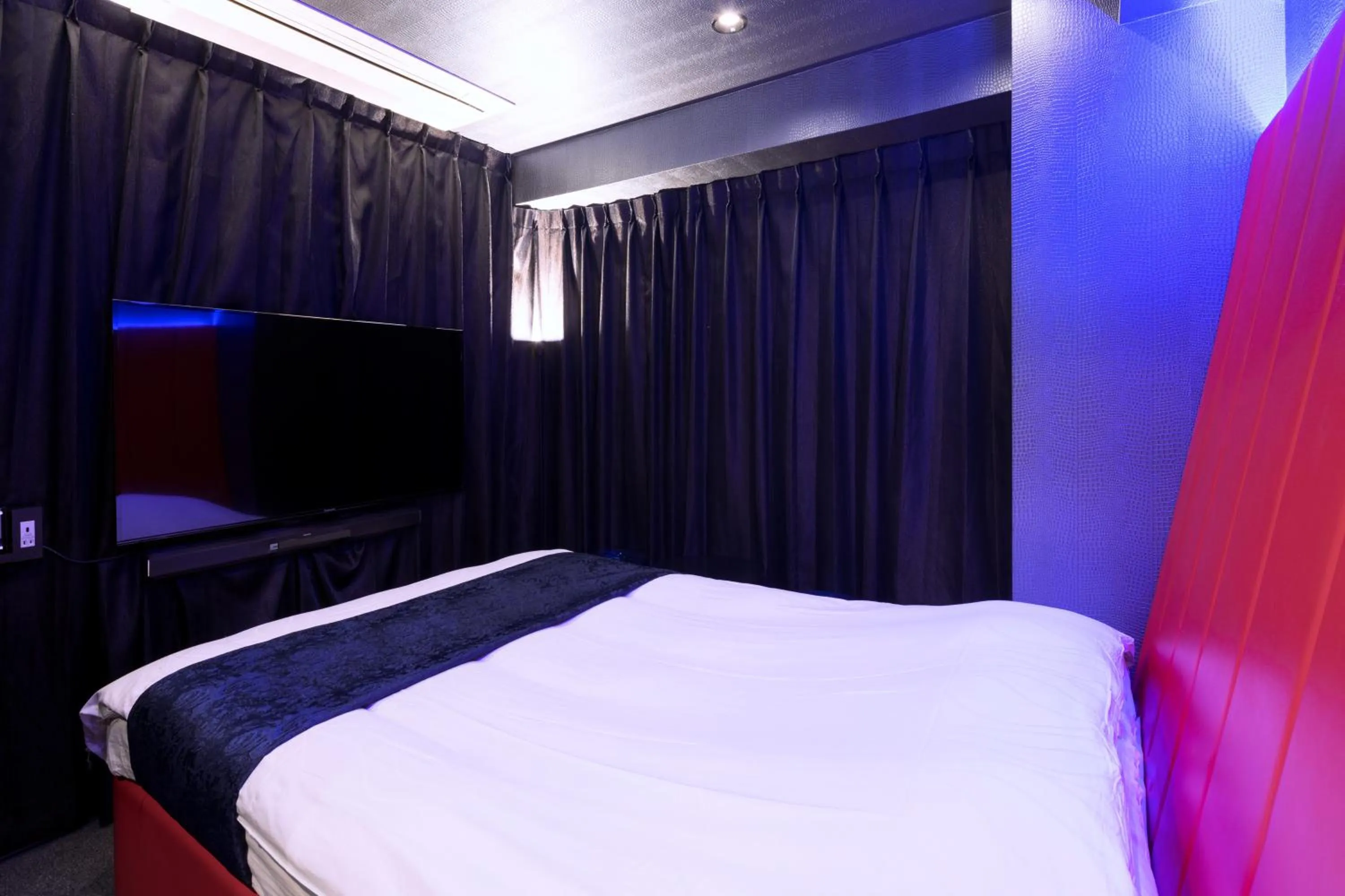 Photo of the whole room, Bed in HOTEL THE HOTEL SHINJUKU (Adult Only)