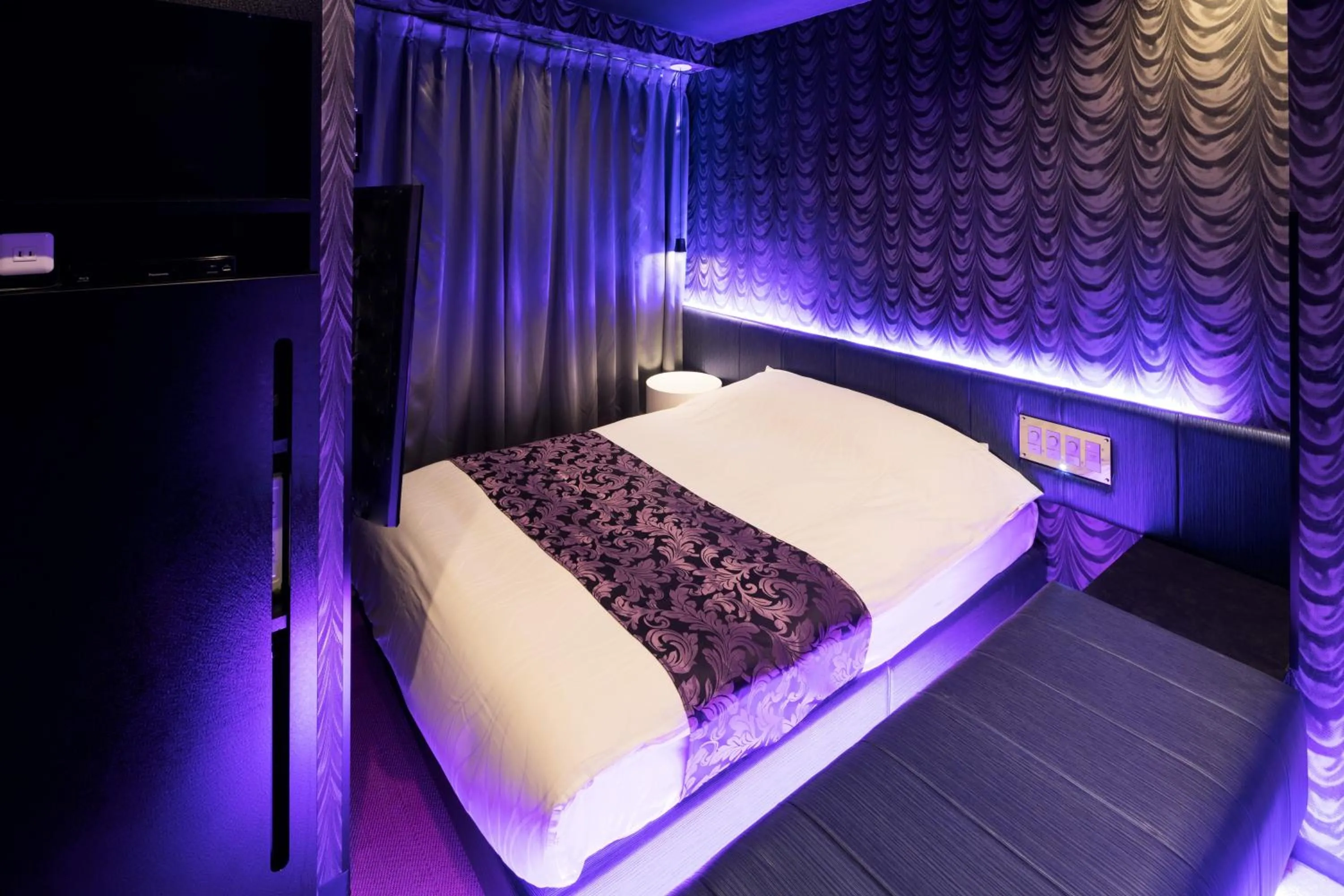 Photo of the whole room, Bed in HOTEL THE HOTEL SHINJUKU (Adult Only)