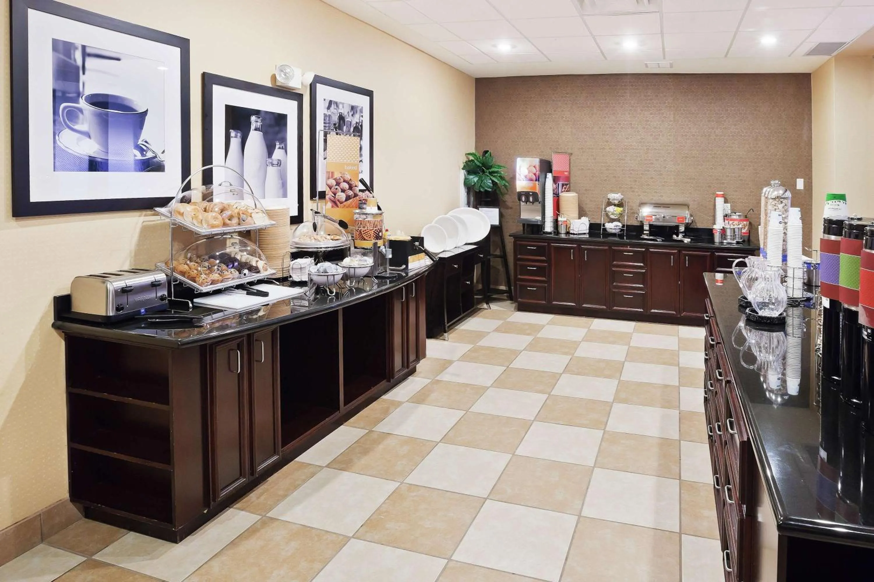 Dining area in Hampton Inn & Suites Dumas