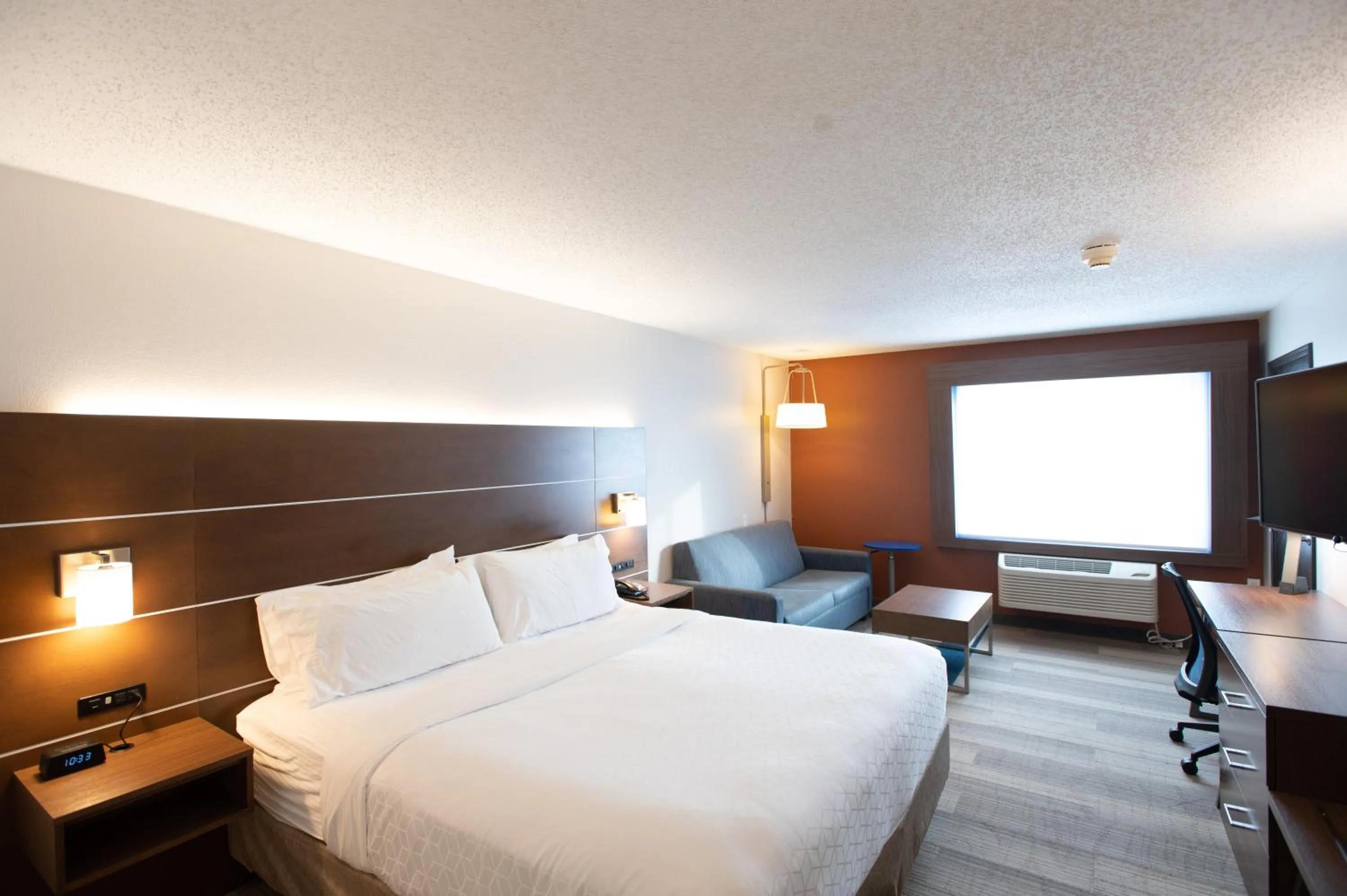 Bed in Holiday Inn Express Houghton-Keweenaw by IHG