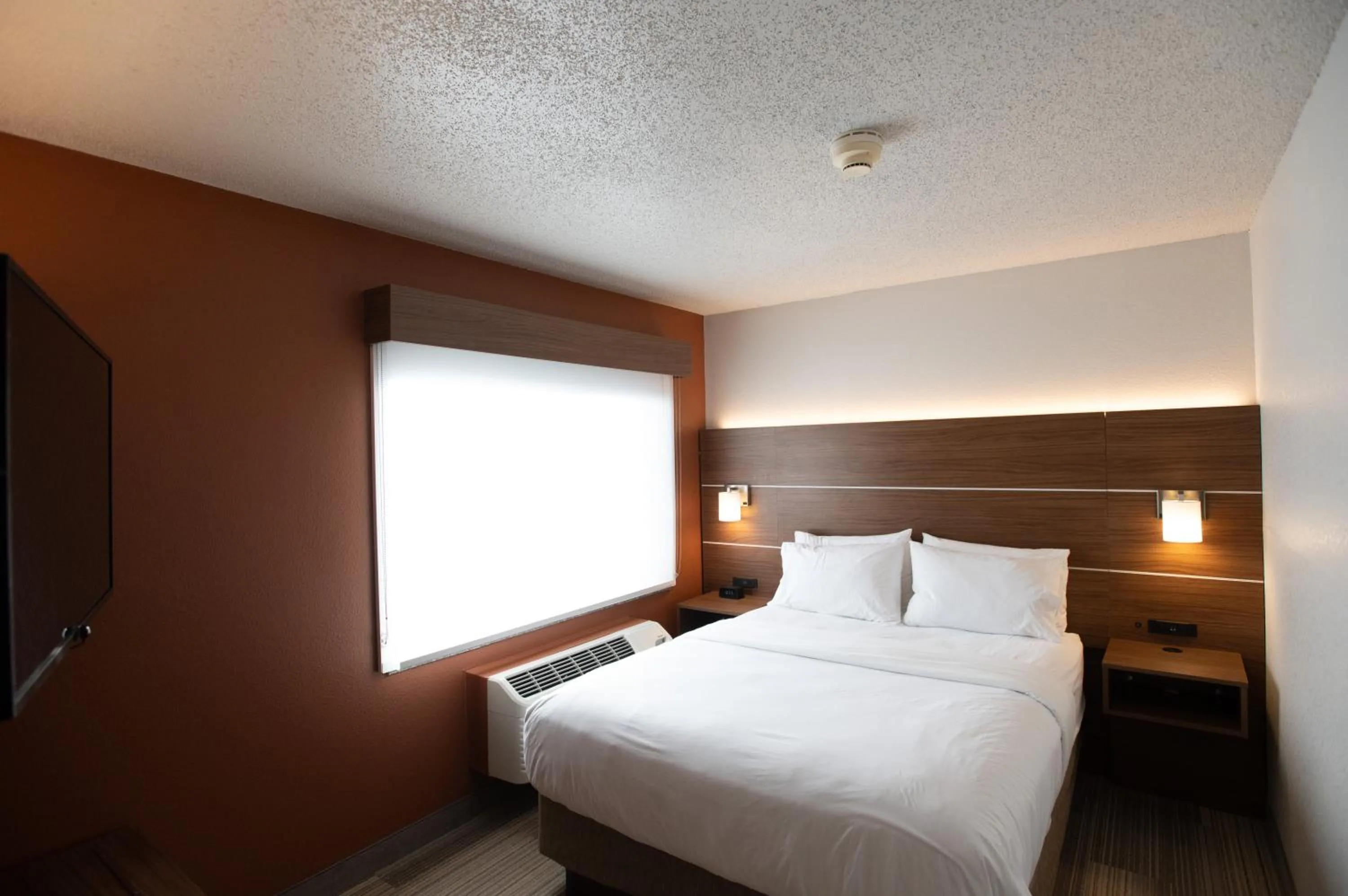 Bed in Holiday Inn Express Houghton-Keweenaw by IHG