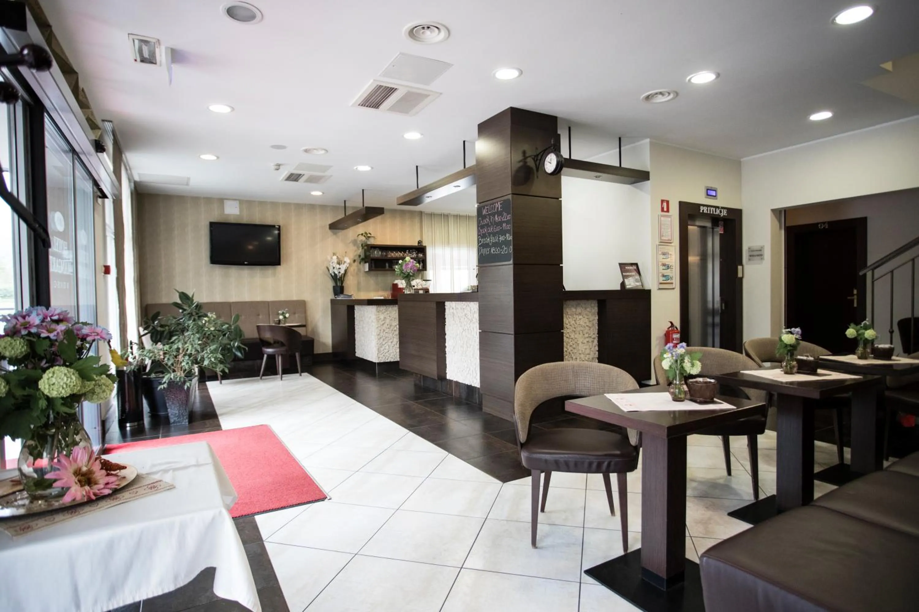 Communal lounge/ TV room in Hotel Mangart