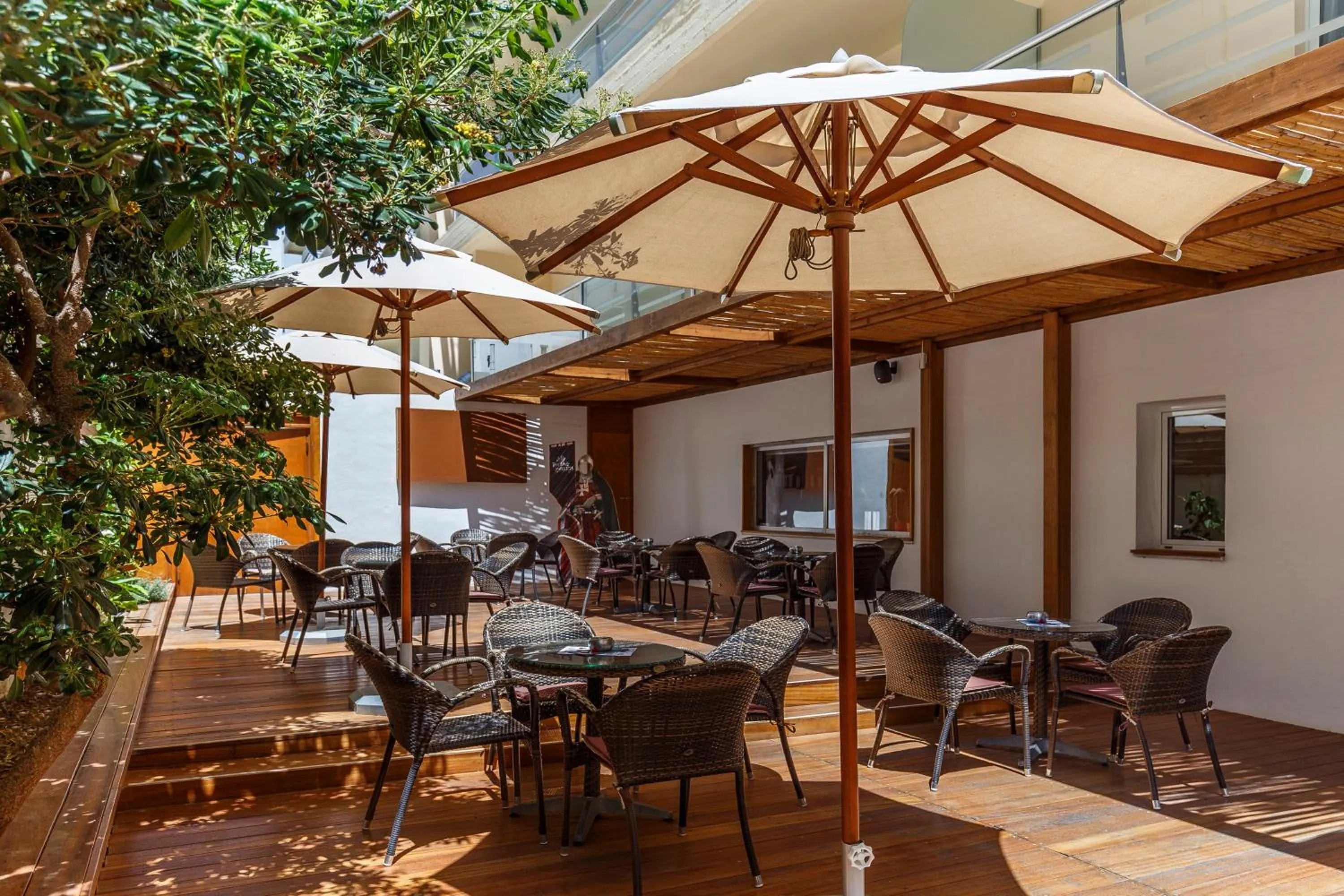 Restaurant/places to eat in Athena Hotel