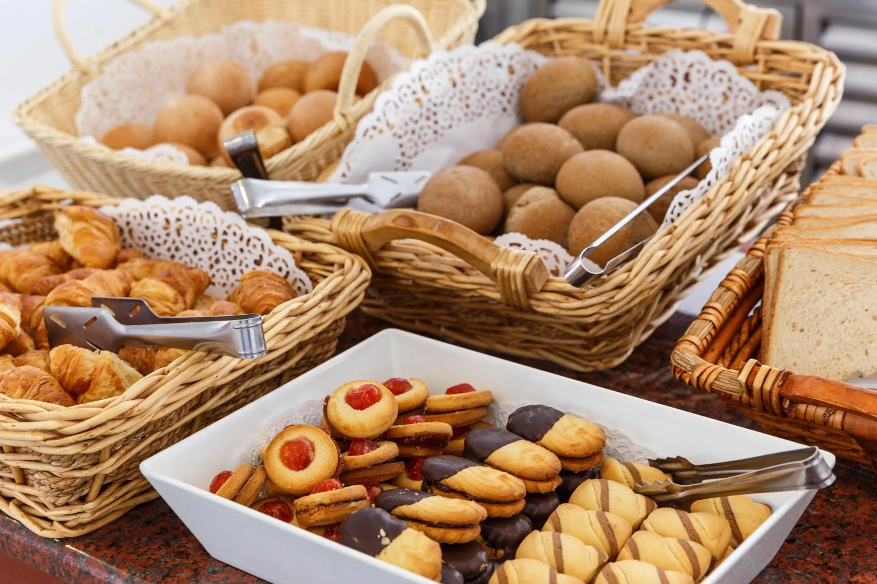 Restaurant/places to eat in Athena Hotel