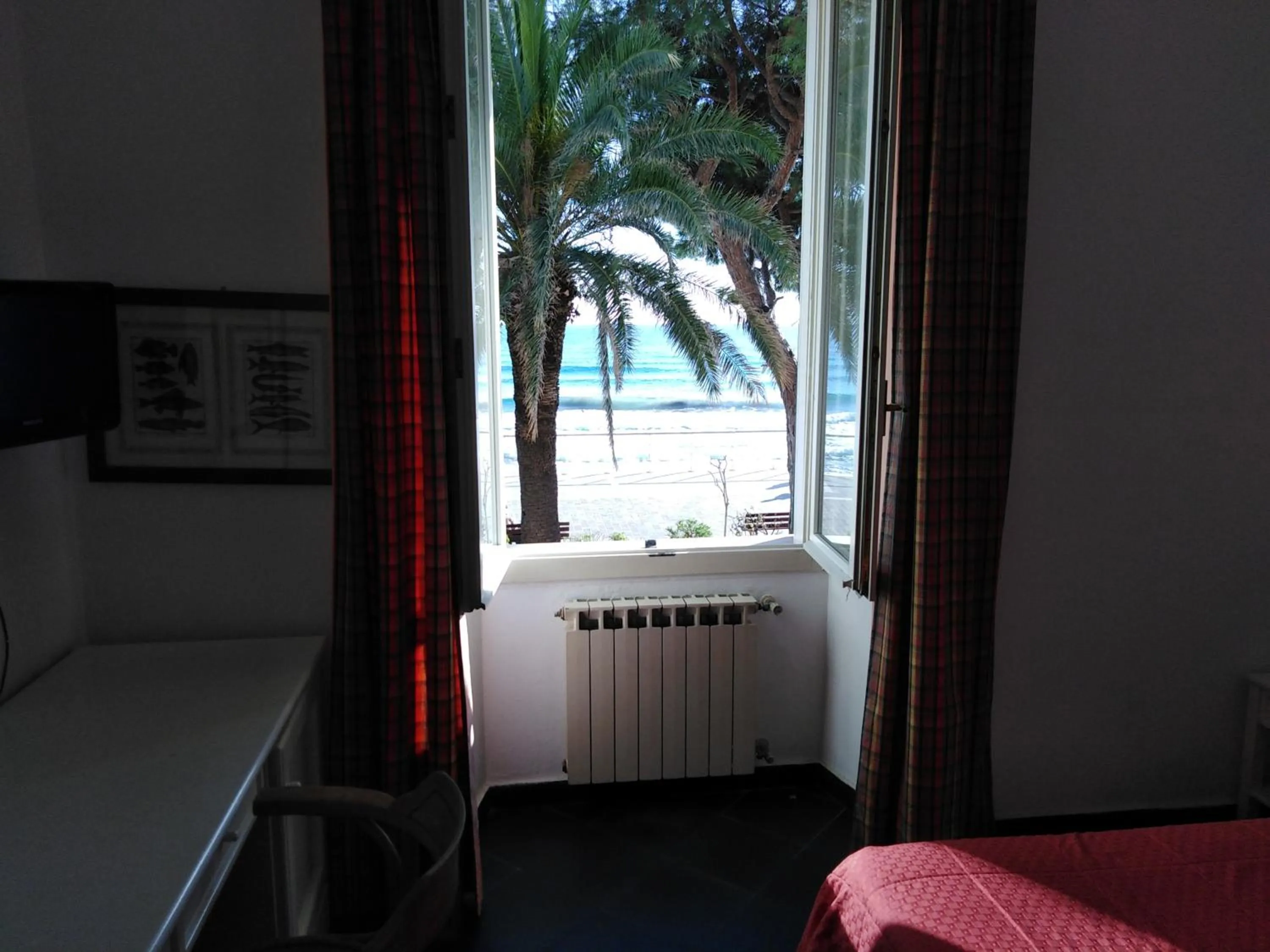 Sea view, Bed in Hotel Beau Rivage