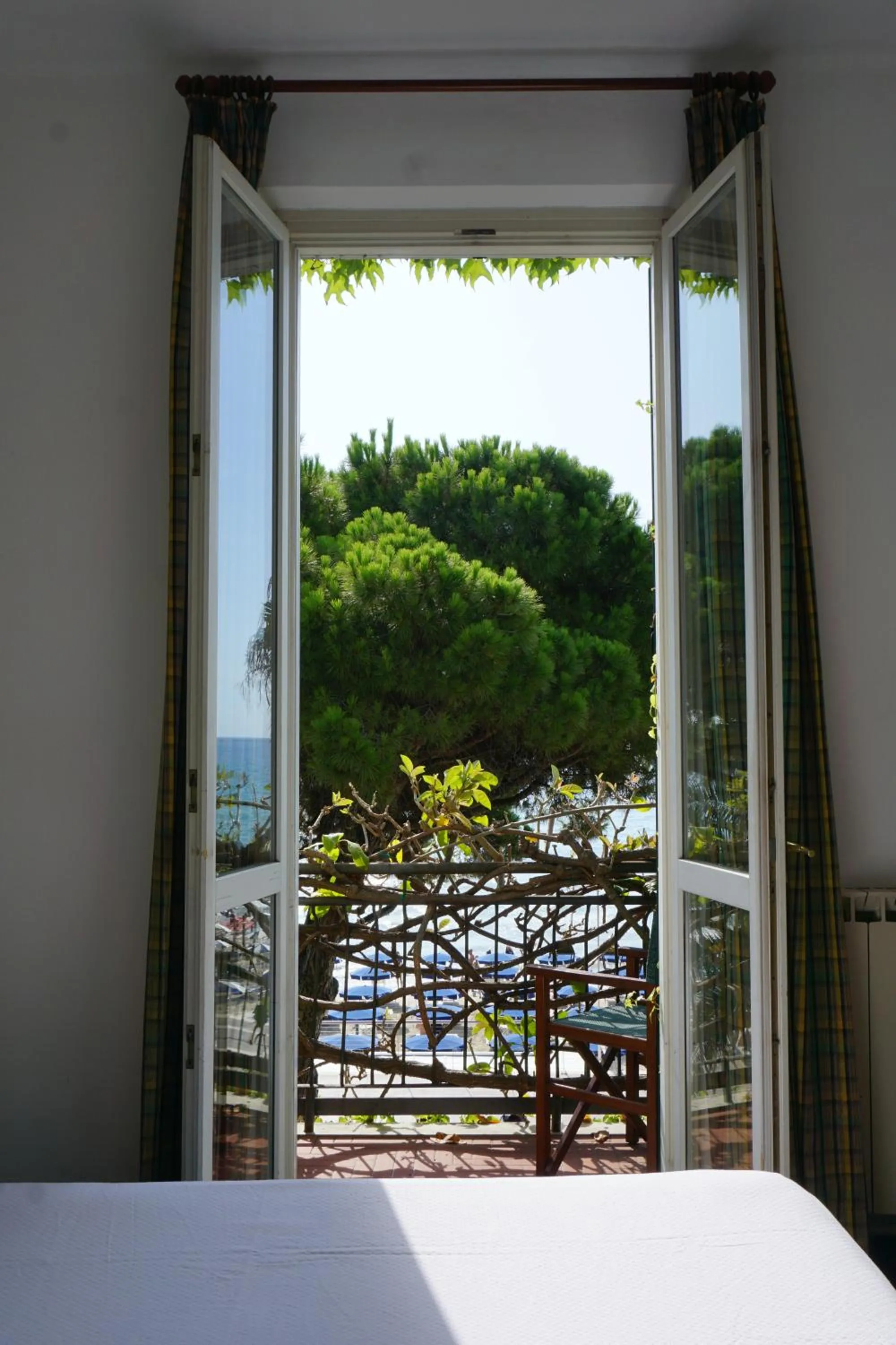 Garden view, Bed in Hotel Beau Rivage