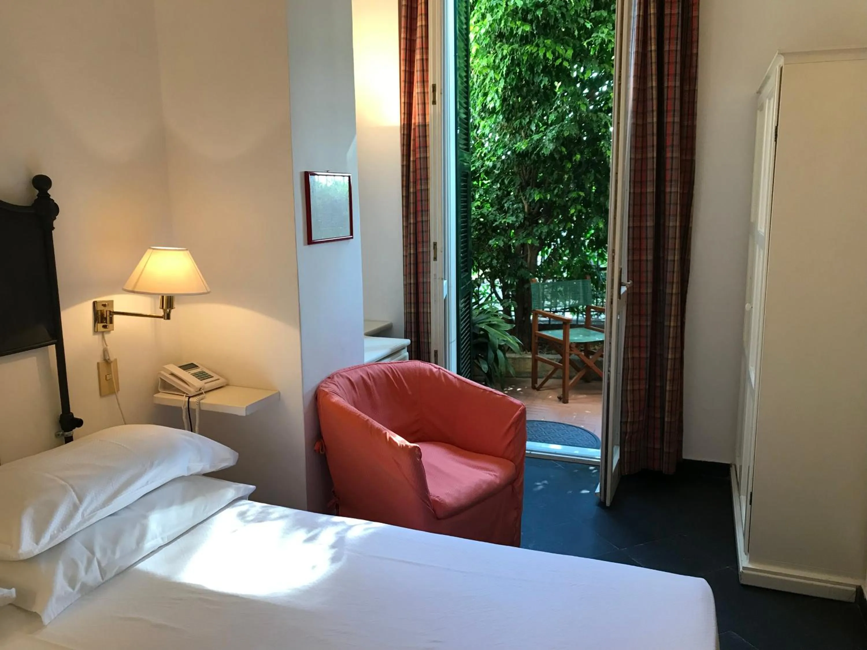 Bedroom, Bed in Hotel Beau Rivage