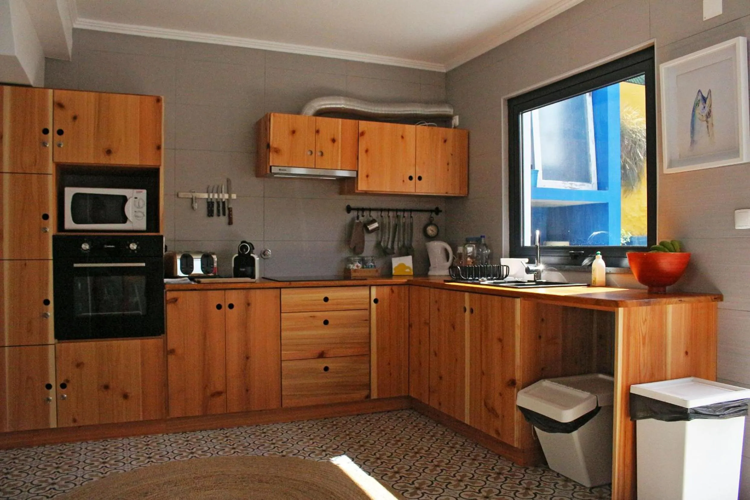 Communal lounge/ TV room in Porto Pim Guest House