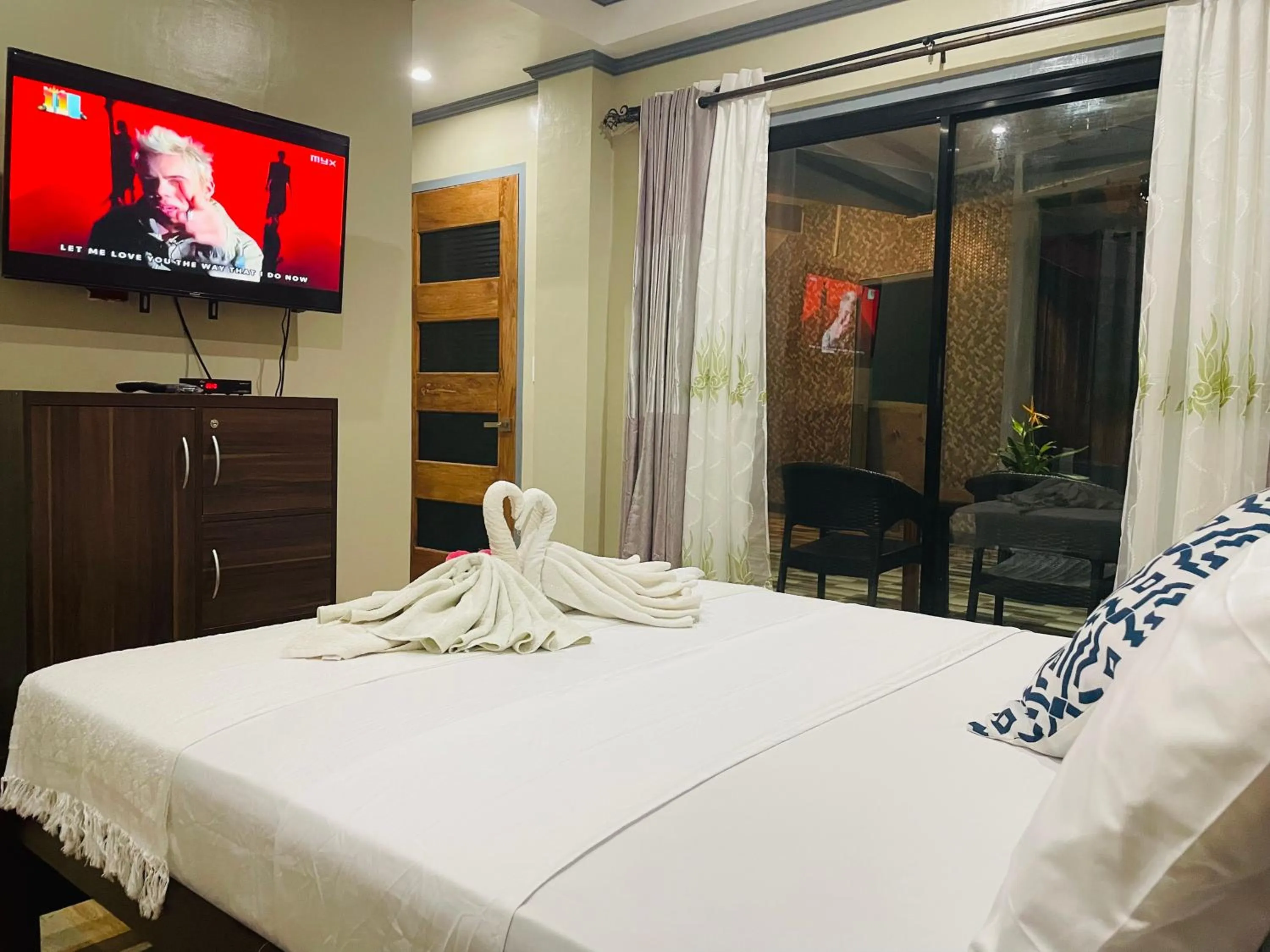 Living room, Bed in White Beach Front and Cottages