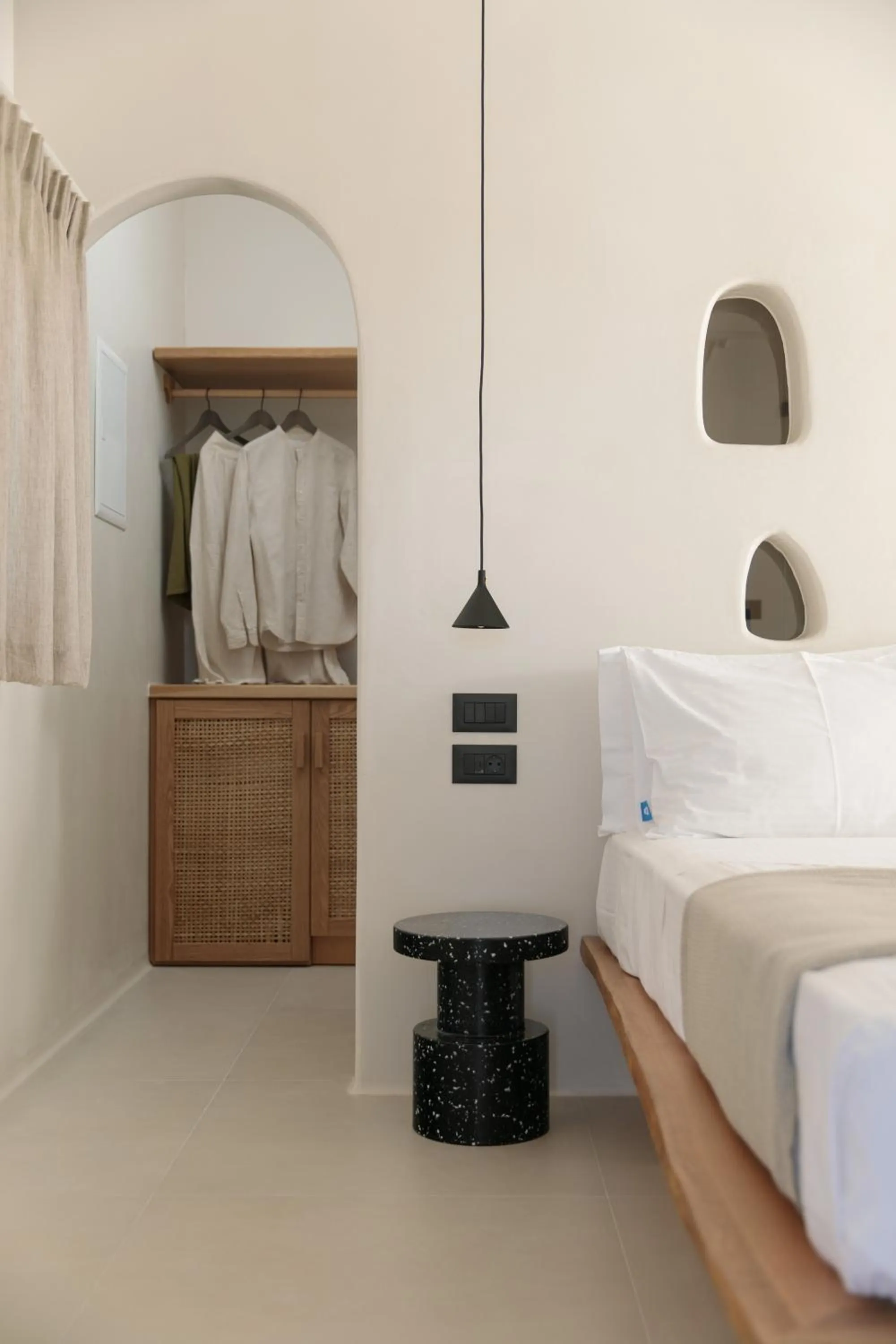 wardrobe, Bed in Ostria Inn