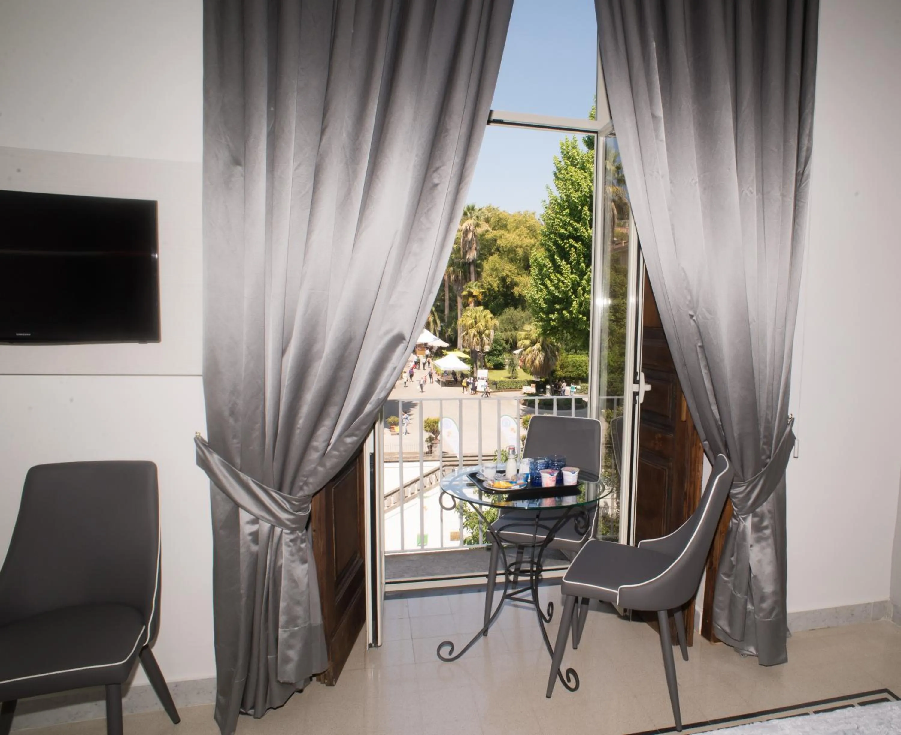 Landmark view in B&B Napolimilionaria Foria 242