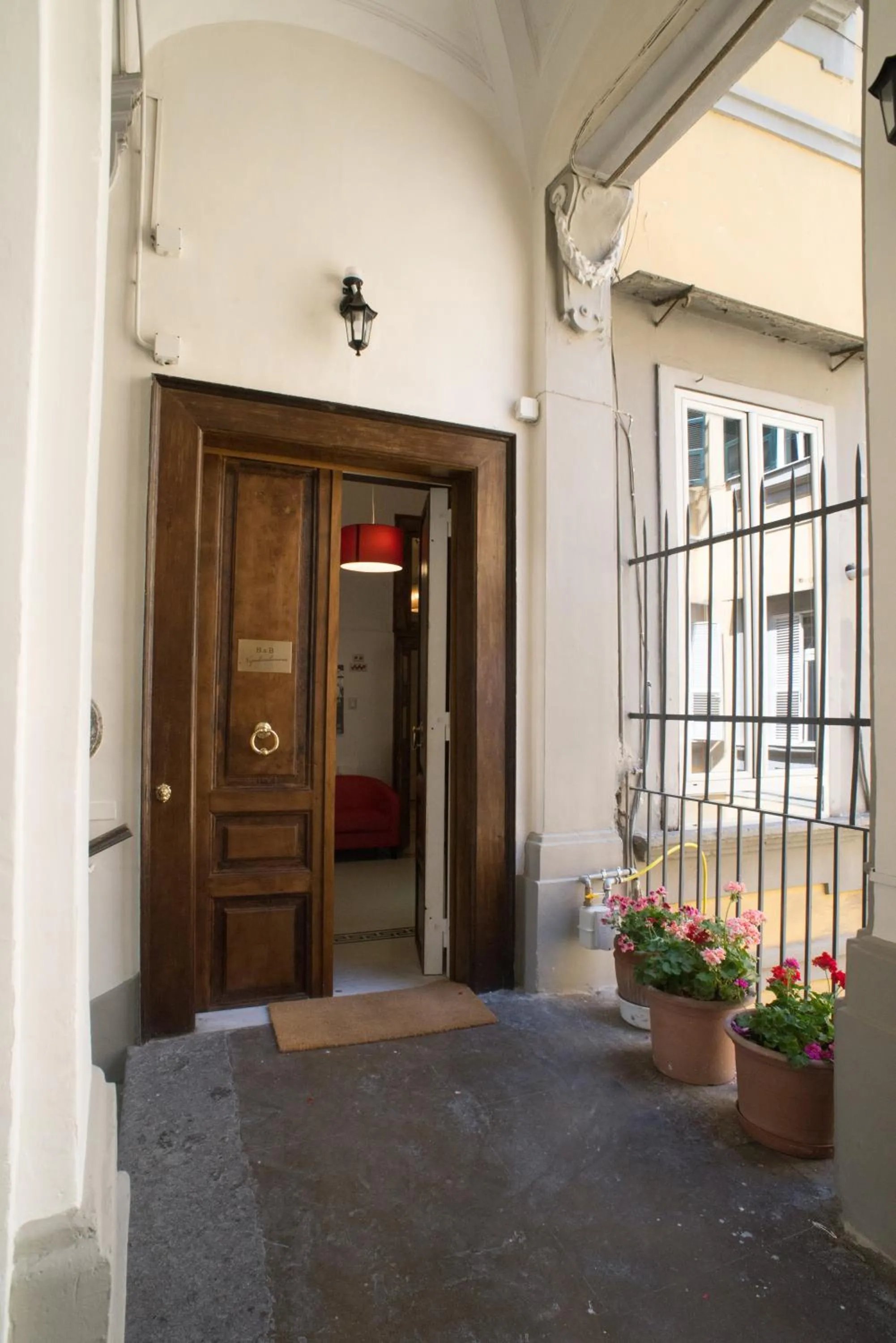 Facade/entrance in B&B Napolimilionaria Foria 242