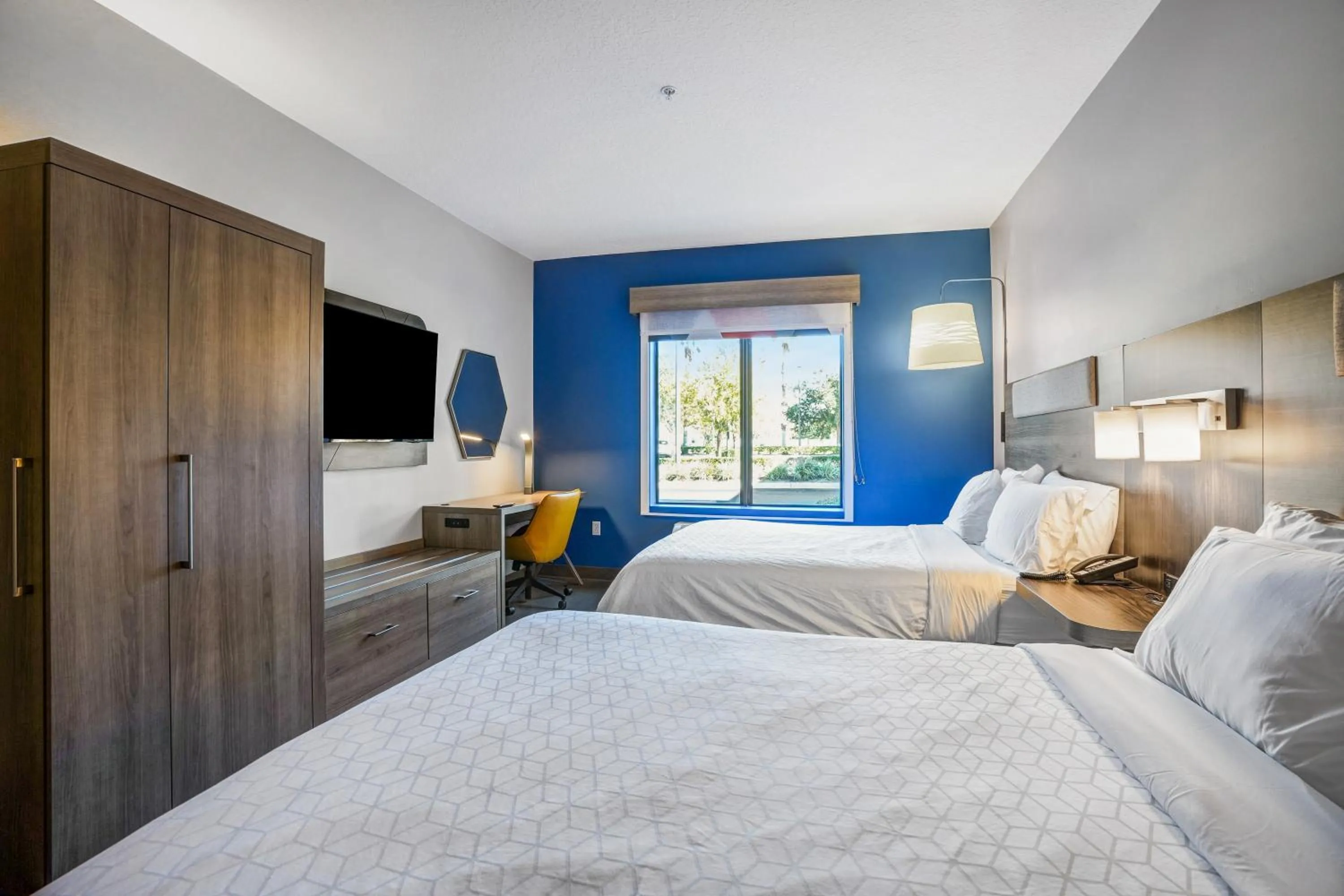 Bed in Holiday Inn Express & Suites Jacksonville - Atlantic Beach by IHG