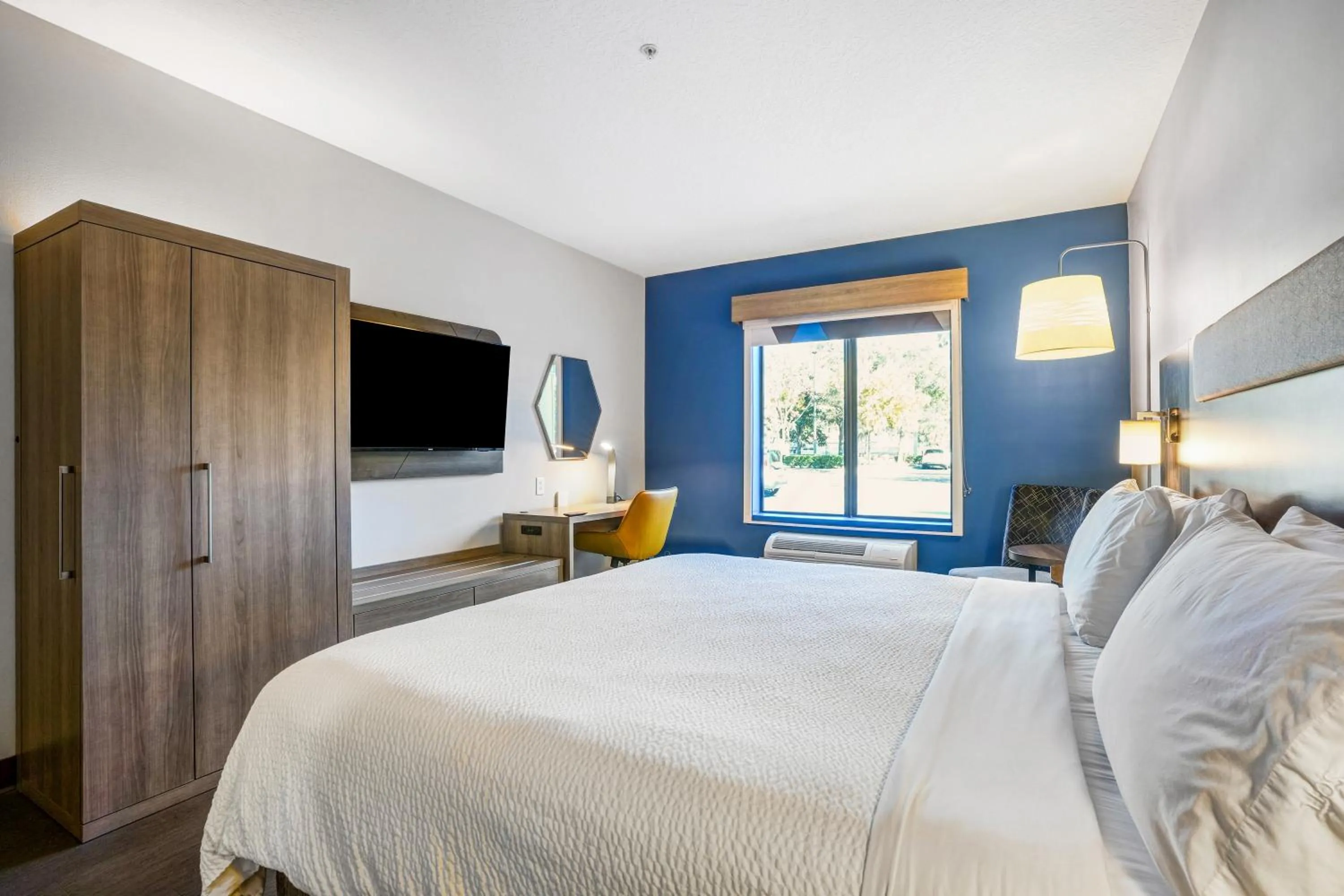 Bed in Holiday Inn Express & Suites Jacksonville - Atlantic Beach by IHG