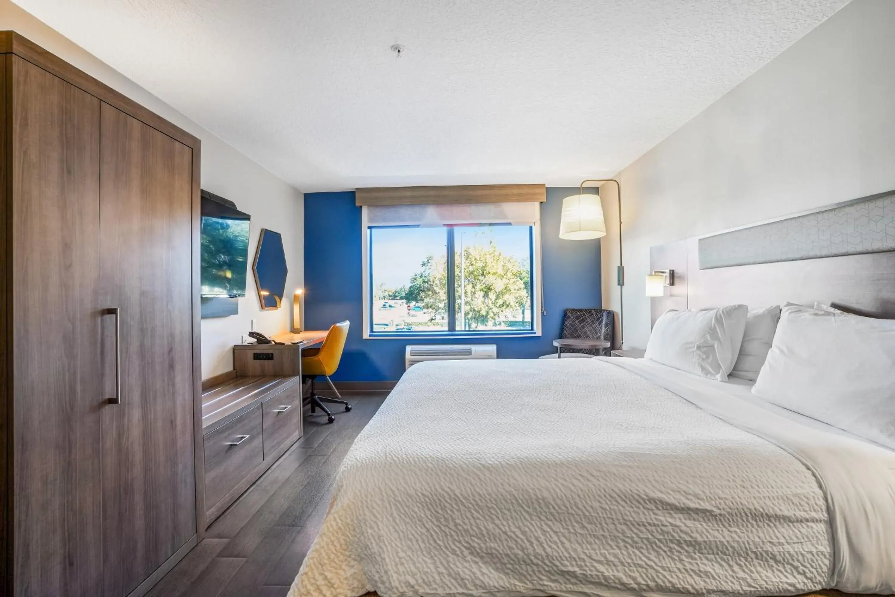 King Room - Mobility Access/Hearing Accessible in Holiday Inn Express & Suites Jacksonville - Atlantic Beach by IHG King Room - Mobility Access/Hearing Accessible in Holiday Inn Express & Suites Jacksonville - Atlantic Beach by IHG