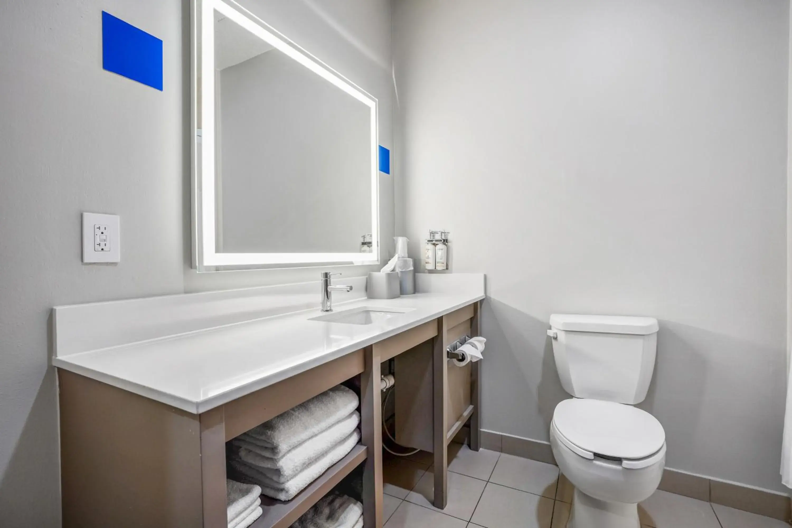 Standard King Room in Holiday Inn Express & Suites Jacksonville - Atlantic Beach by IHG Standard King Room in Holiday Inn Express & Suites Jacksonville - Atlantic Beach by IHG