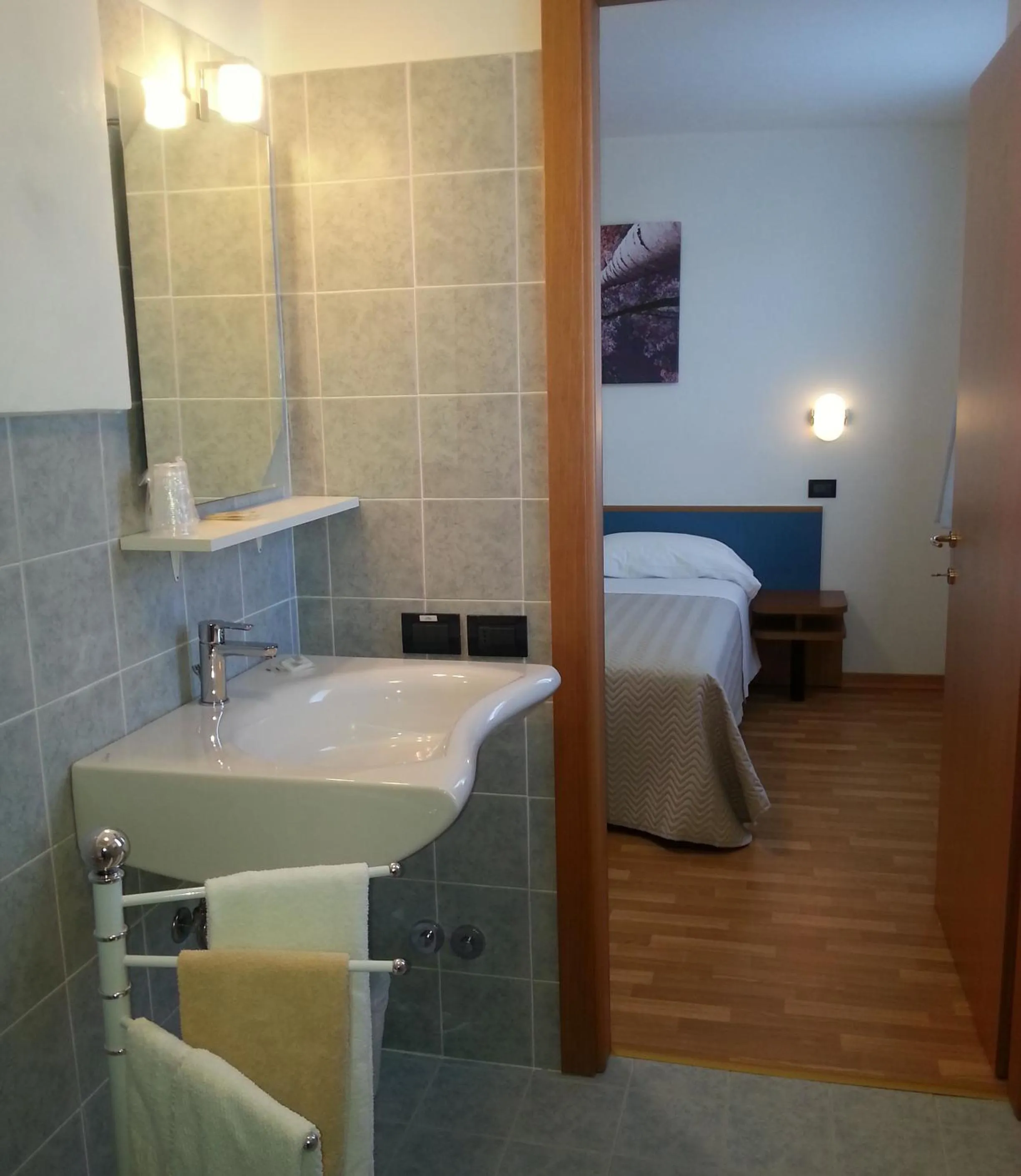 Bathroom, Bed in Risorgimento - Albergo - Bar