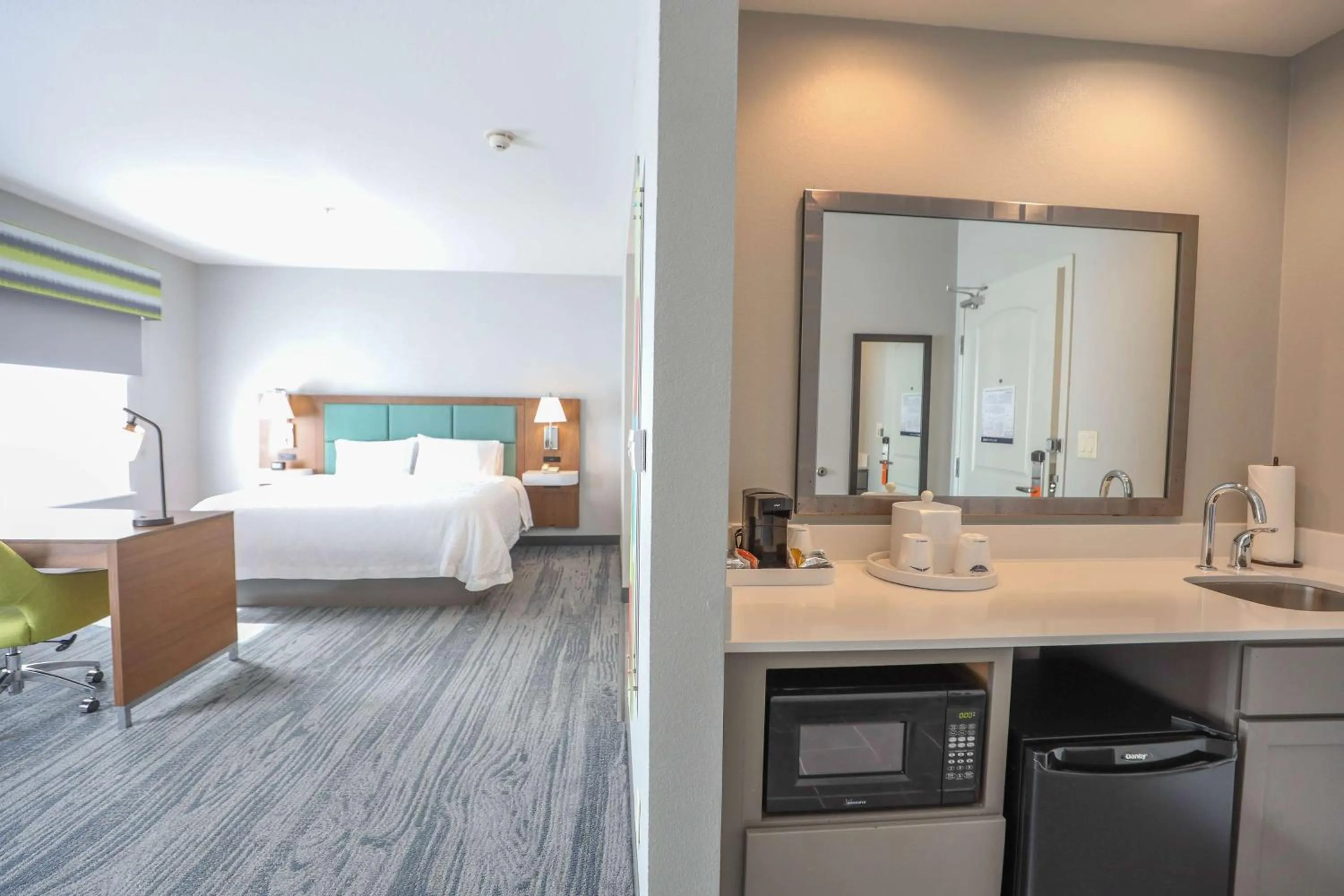 Bed in Hampton Inn & Suites Bay City