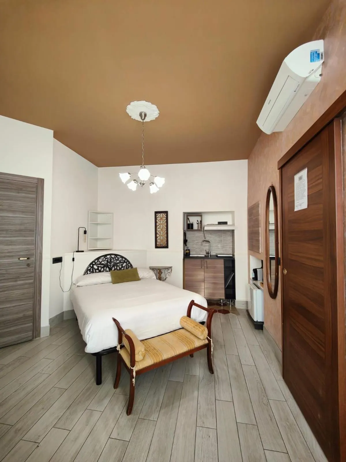 Photo of the whole room, Bed in Aparthotel Dei Mercanti