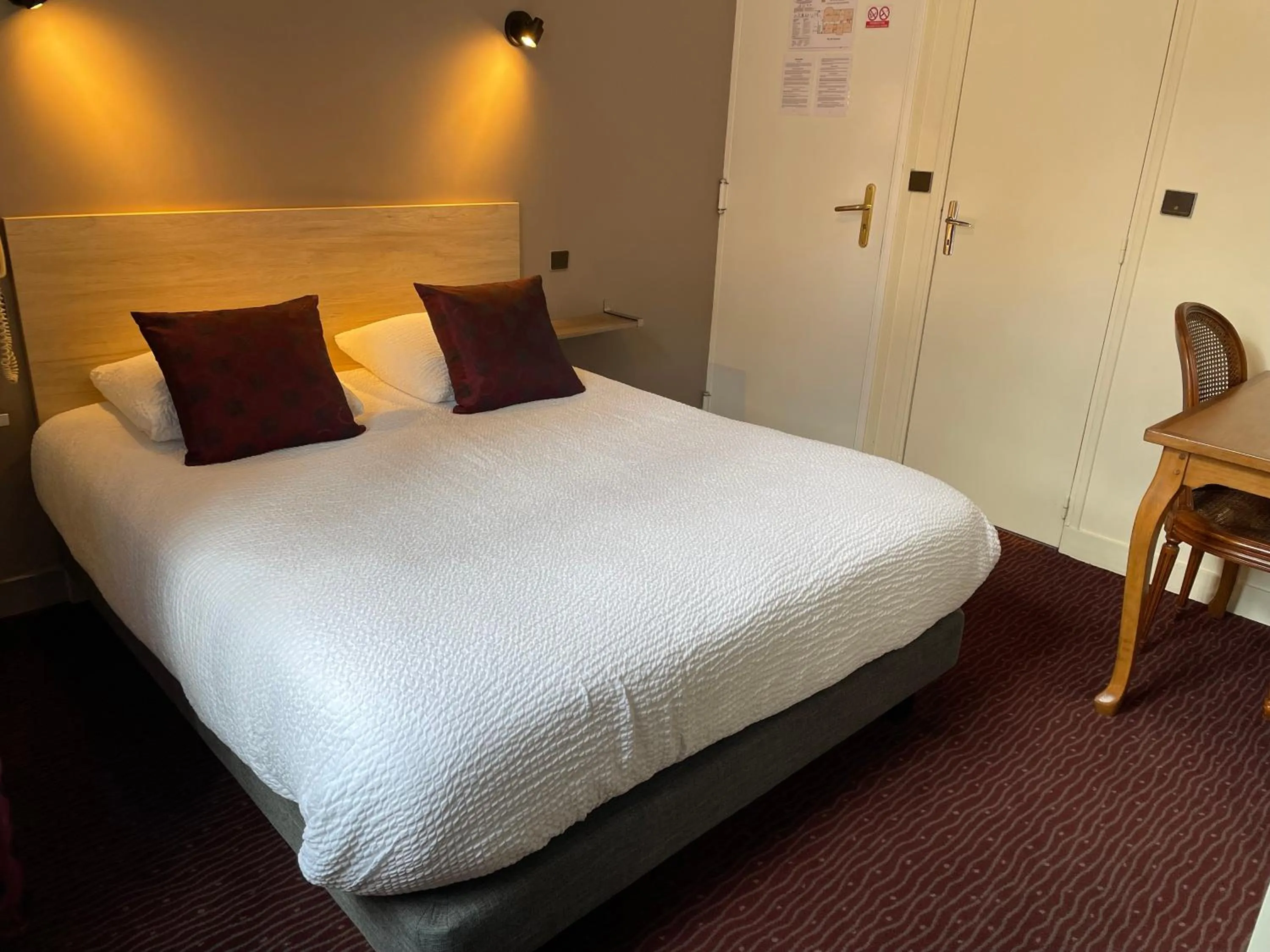 Bedroom, Bed in Logis Hôtel Le Saint Florent