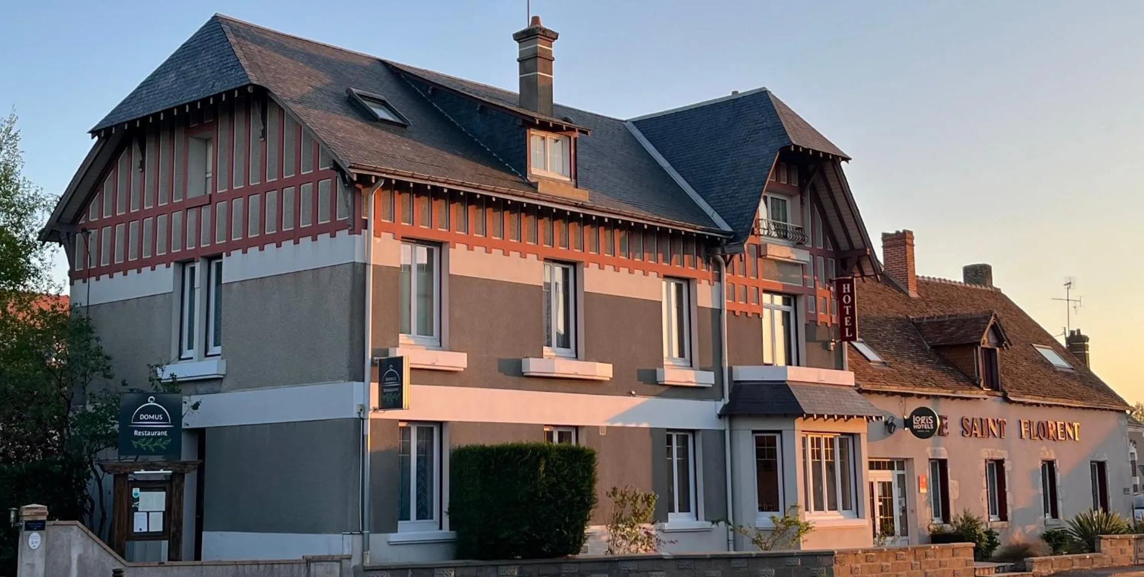 Facade/entrance in Logis Hôtel Le Saint Florent