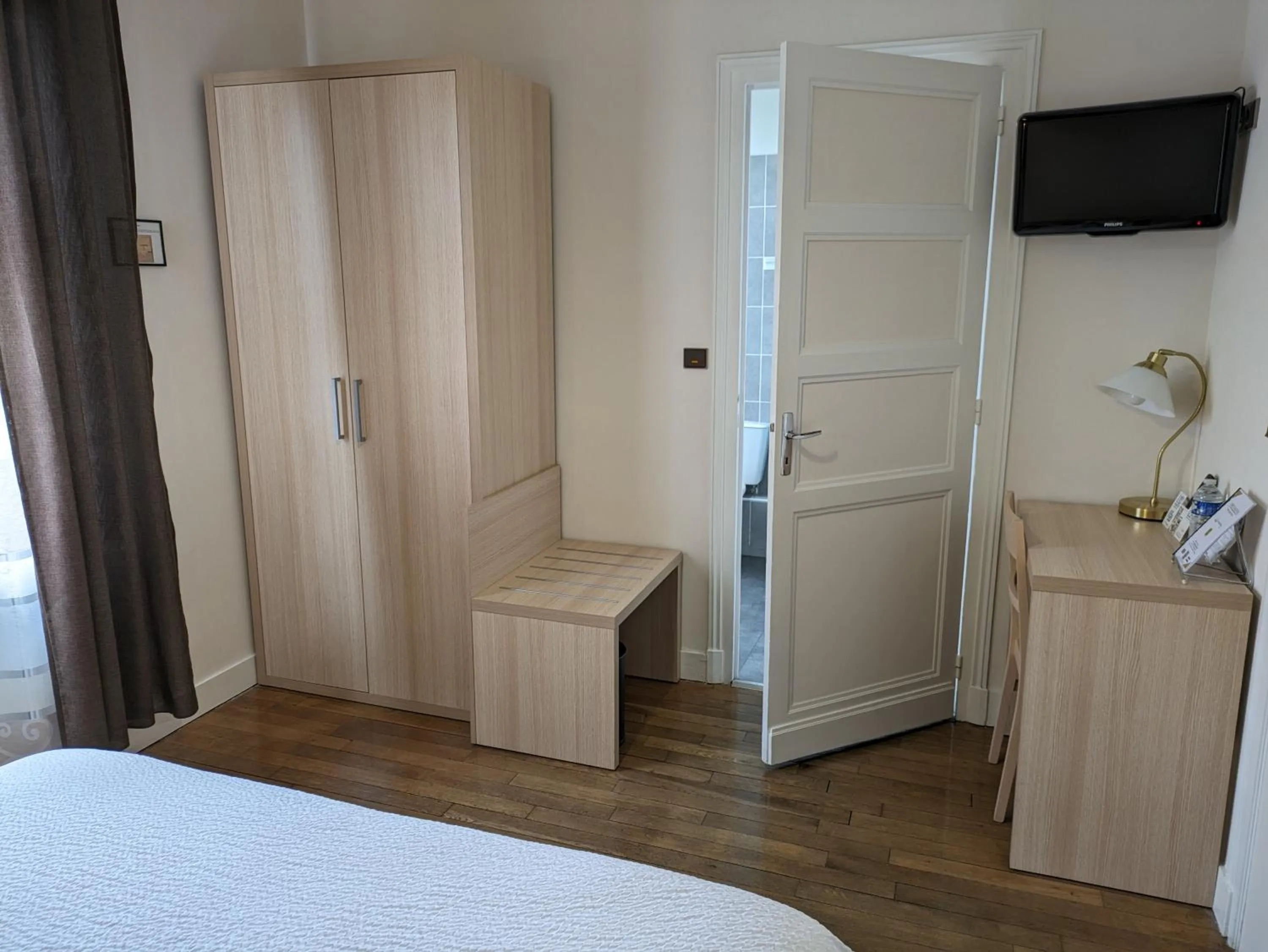 Bedroom, Bed in Logis Hôtel Le Saint Florent