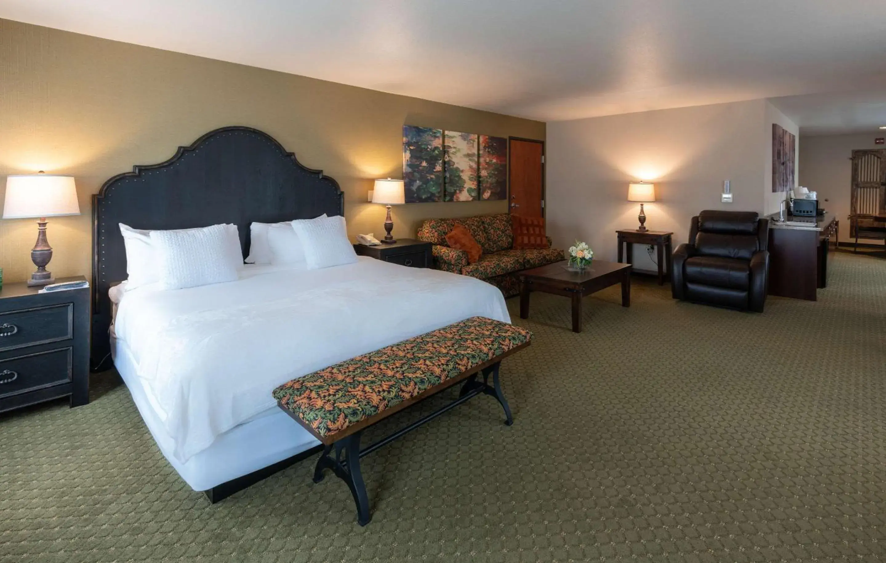 King Suite - Accessible/Non-Smoking in Gold Miners Inn Grass Valley, Ascend Hotel Collection King Suite - Accessible/Non-Smoking in Gold Miners Inn Grass Valley, Ascend Hotel Collection