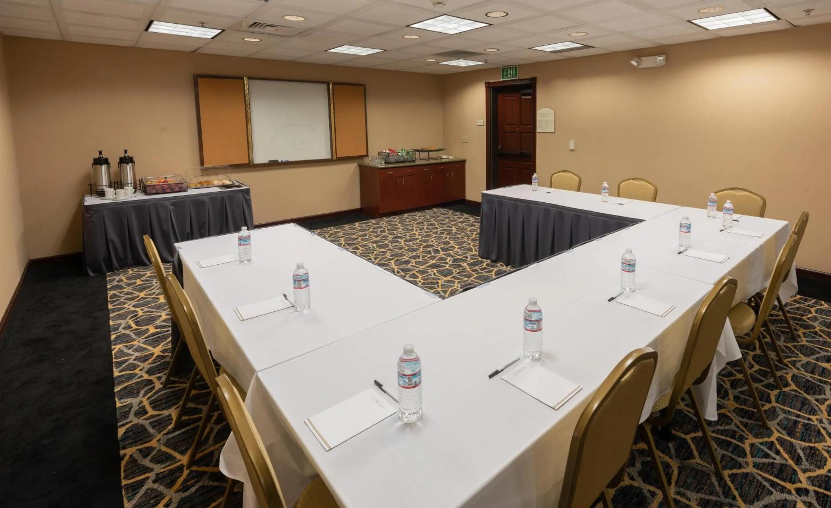 Meeting/conference room in Gold Miners Inn Grass Valley, an Ascend Collection Hotel