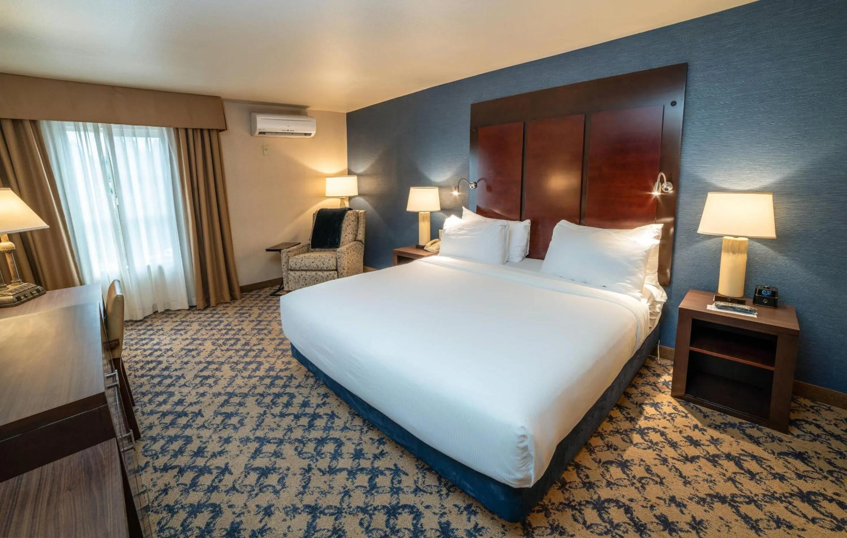 Bedroom, Bed in Gold Miners Inn Grass Valley, an Ascend Collection Hotel