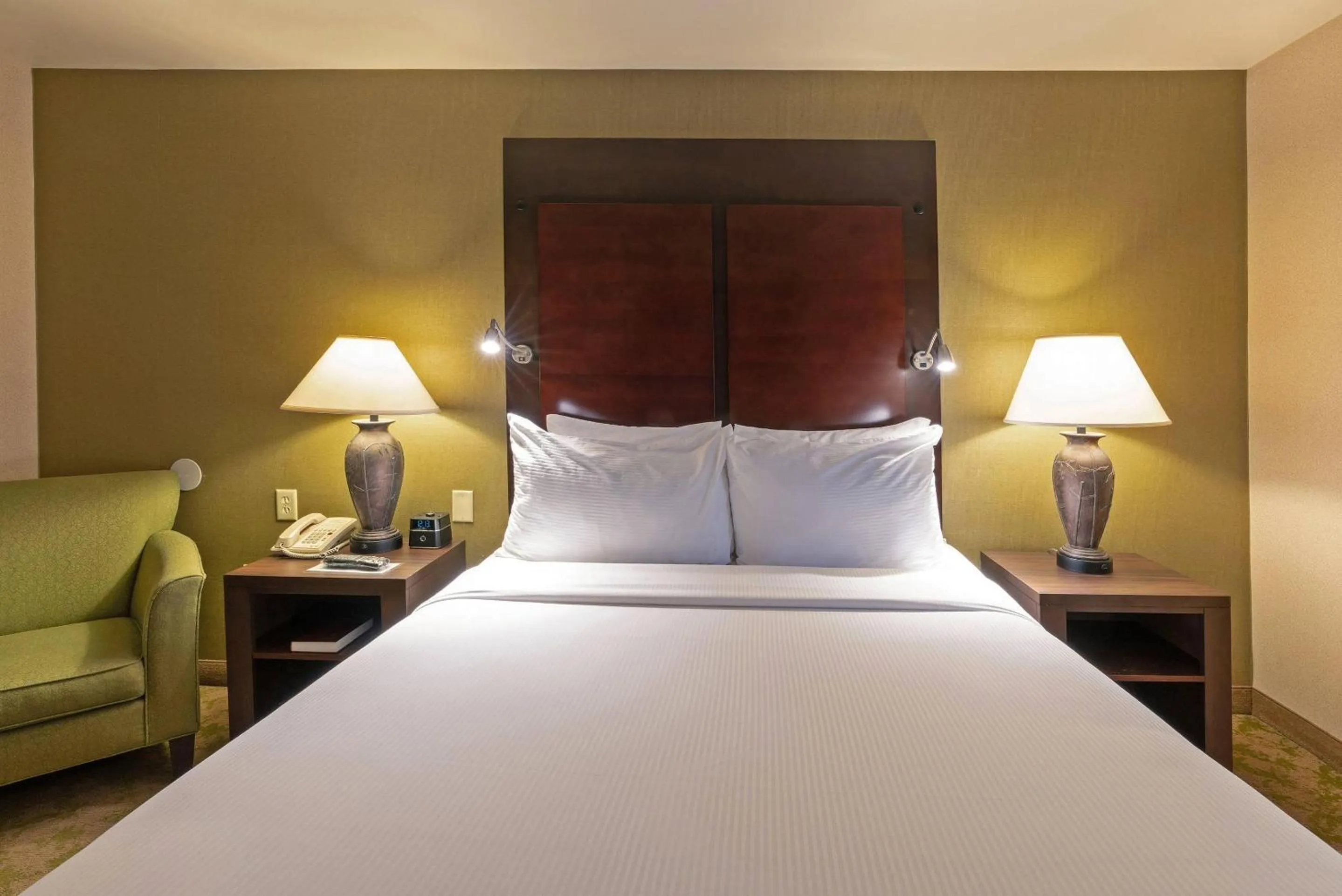 Bedroom, Bed in Gold Miners Inn Grass Valley, an Ascend Collection Hotel