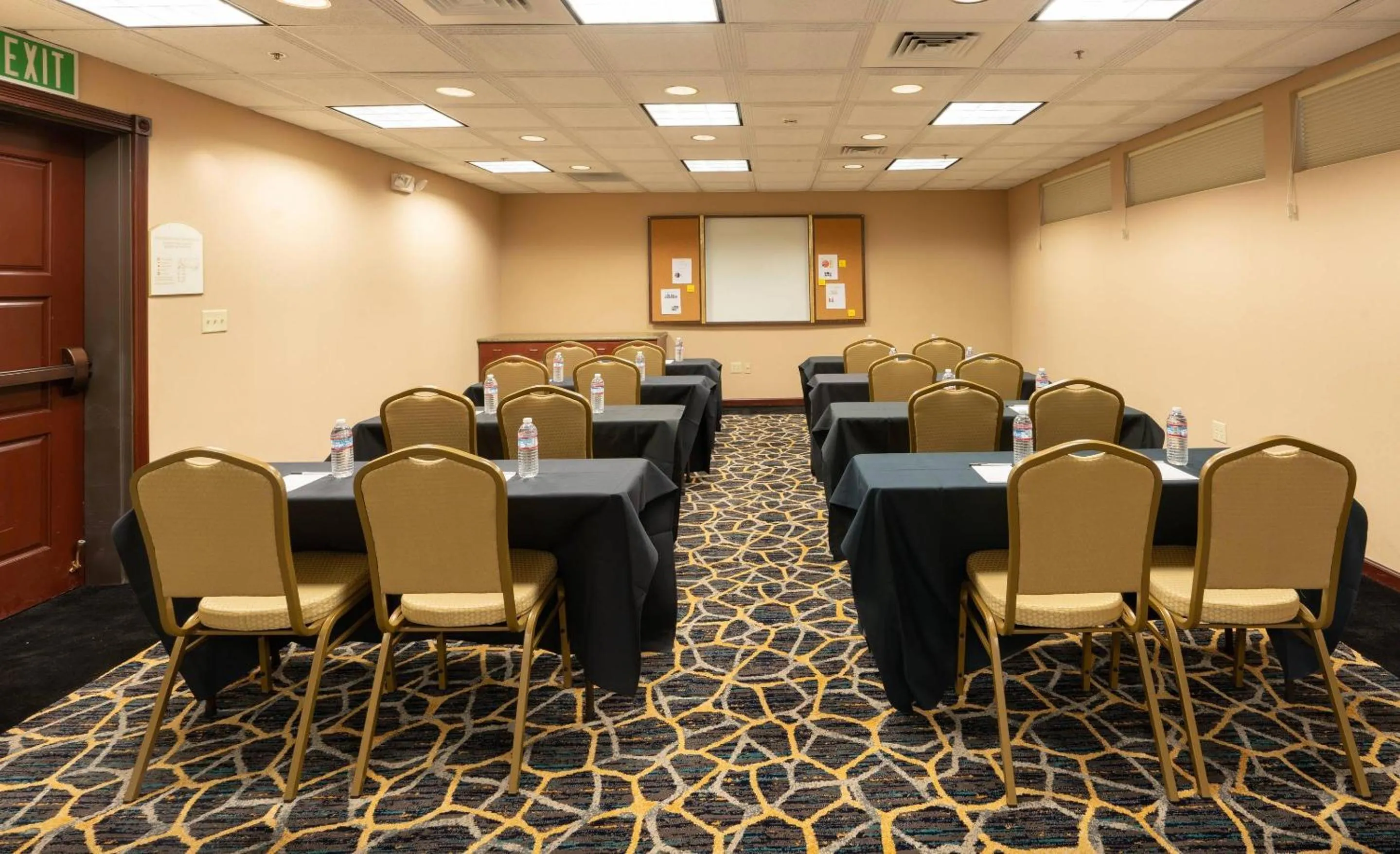 Meeting/conference room in Gold Miners Inn Grass Valley, an Ascend Collection Hotel