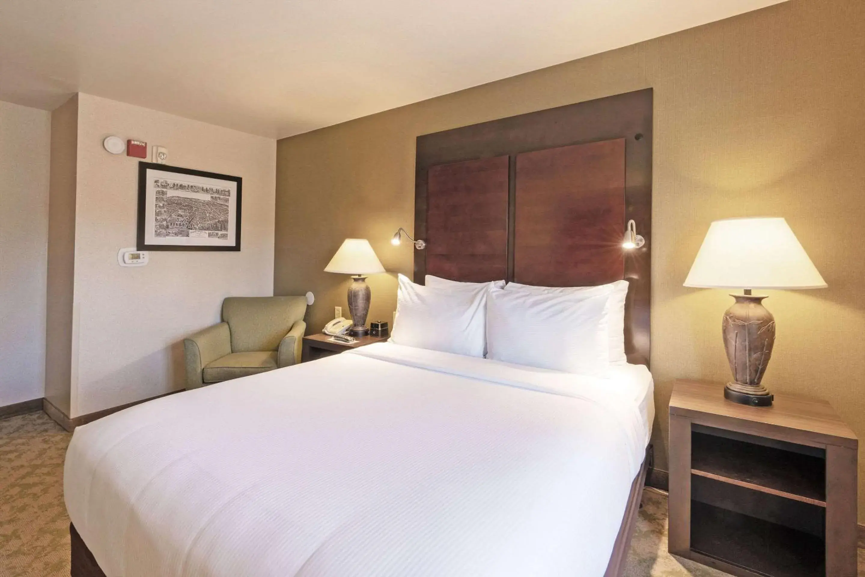 Queen Room - Accessible/Nonsmoking in Gold Miners Inn Grass Valley, Ascend Hotel Collection Queen Room - Accessible/Nonsmoking in Gold Miners Inn Grass Valley, Ascend Hotel Collection