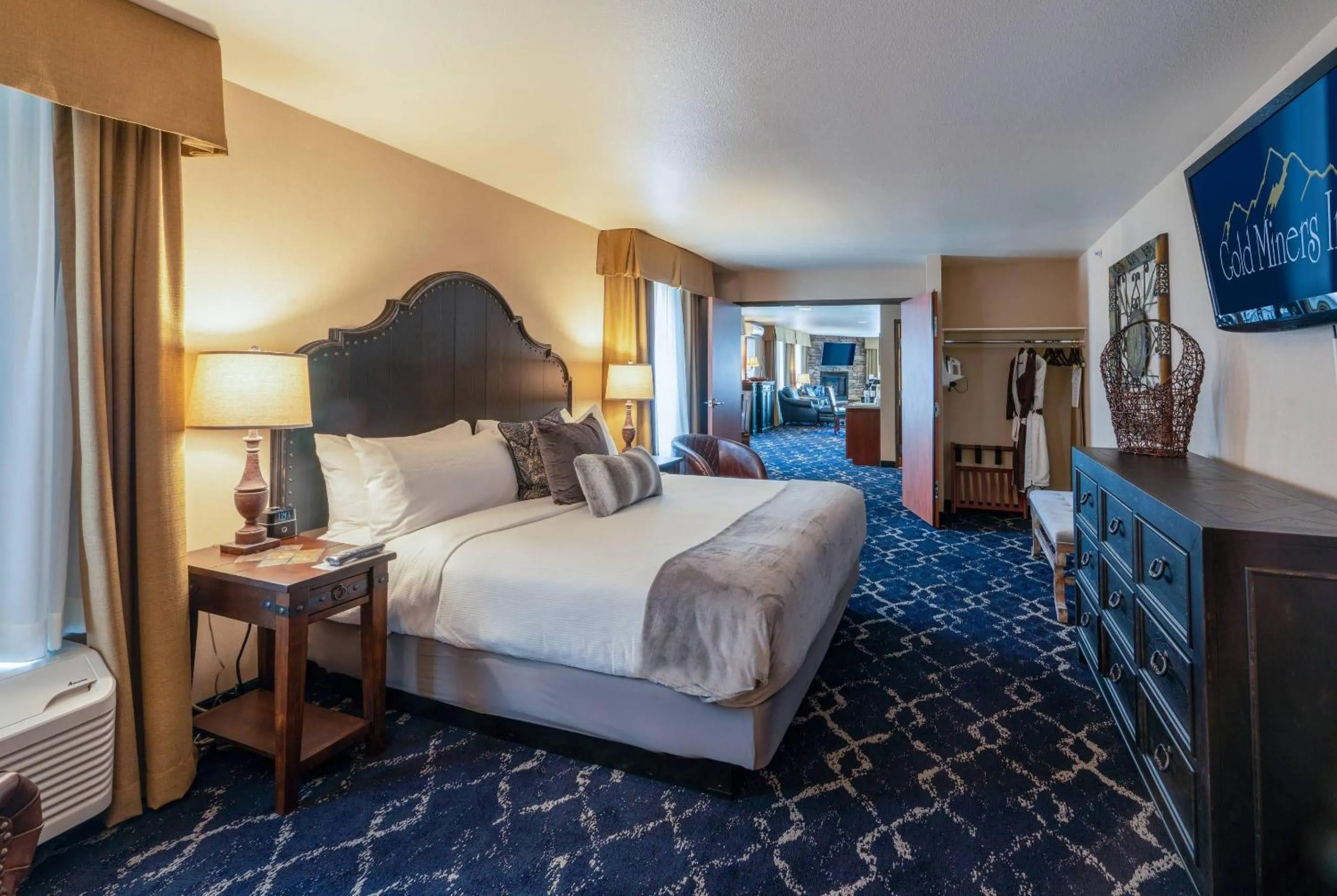 Bedroom, Bed in Gold Miners Inn Grass Valley, an Ascend Collection Hotel