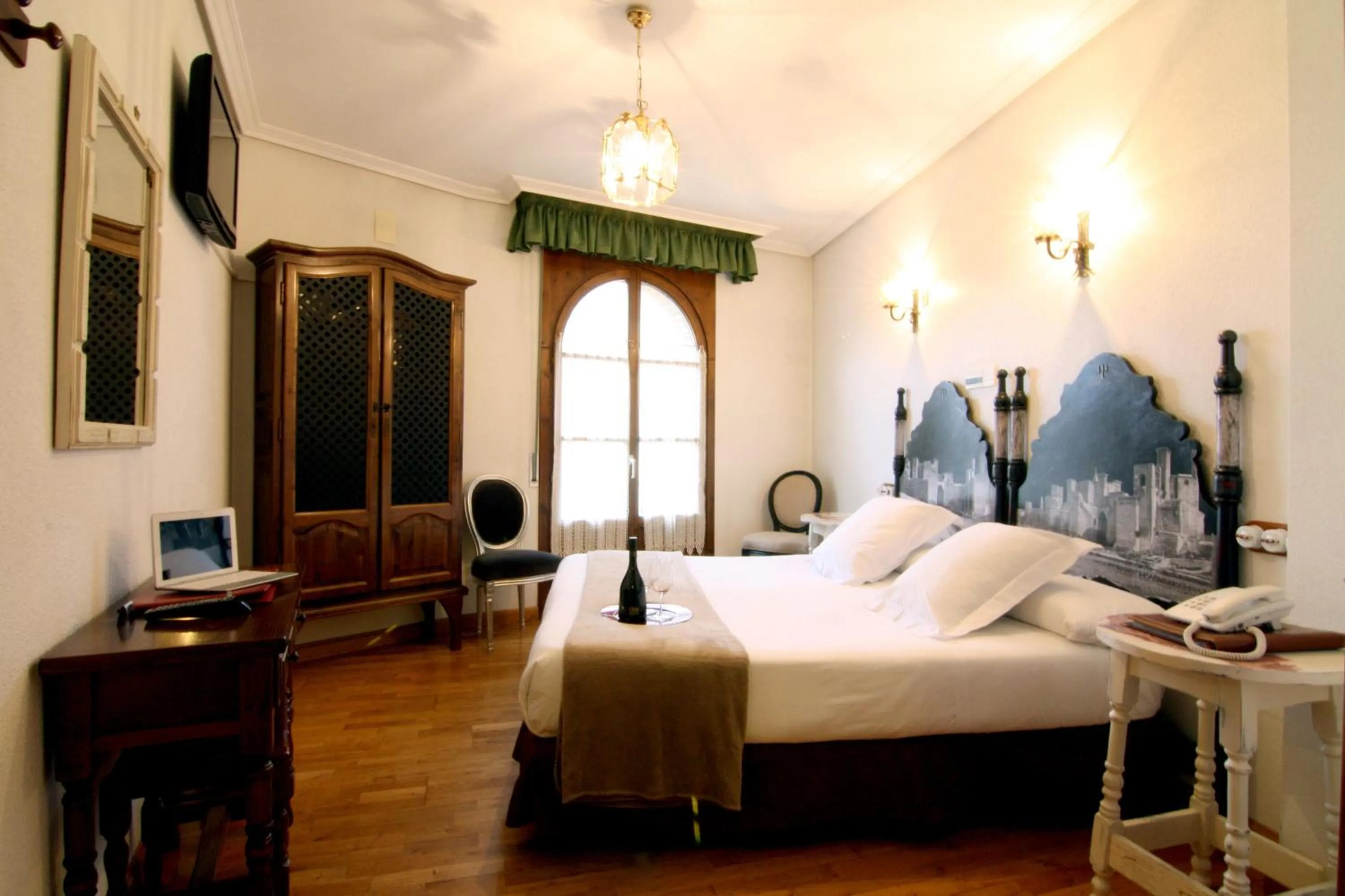Day, Bed in Hotel Merindad de Olite