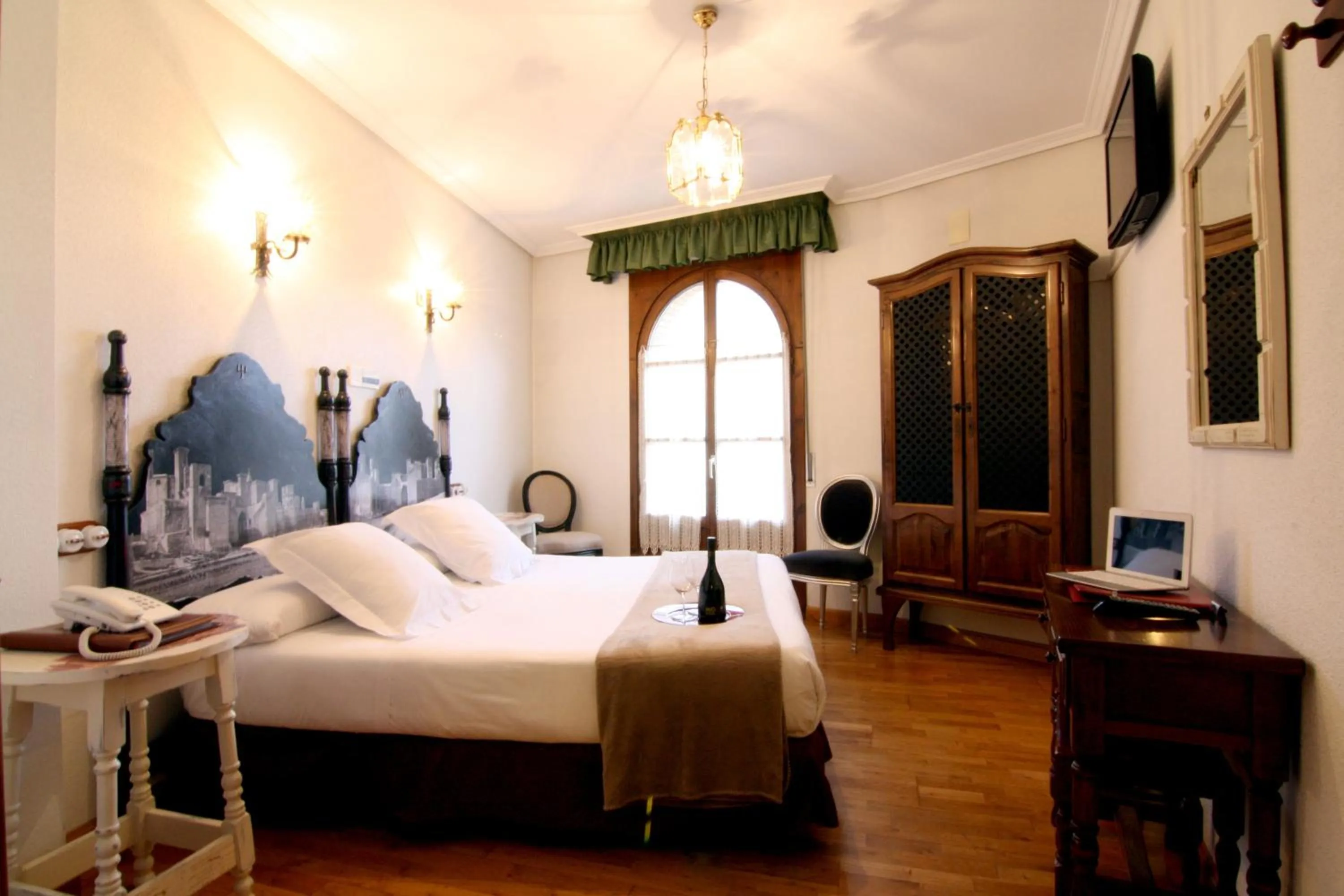 Day, Bed in Hotel Merindad de Olite