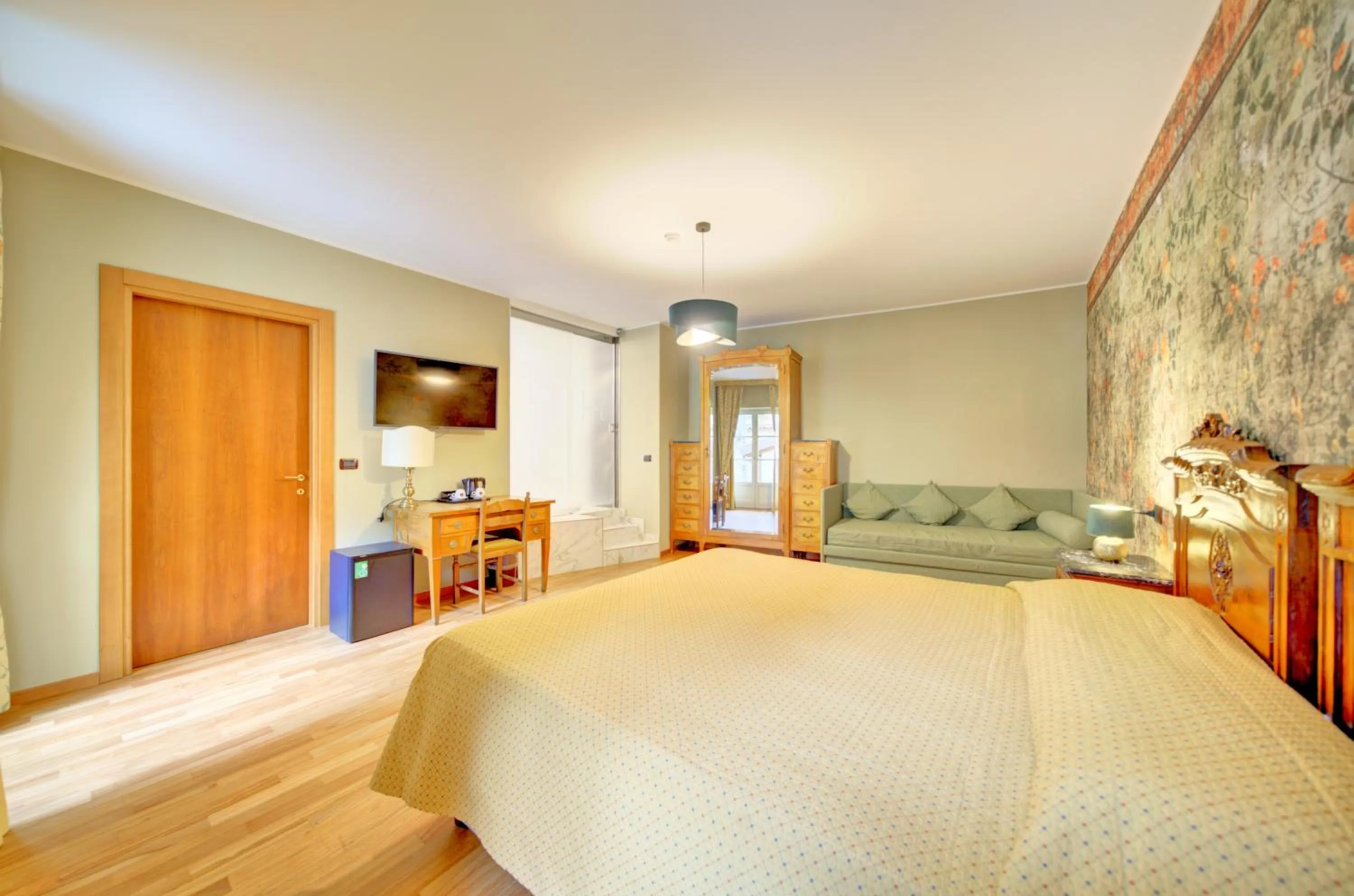 Communal lounge/ TV room, Bed in Liberty Hotel