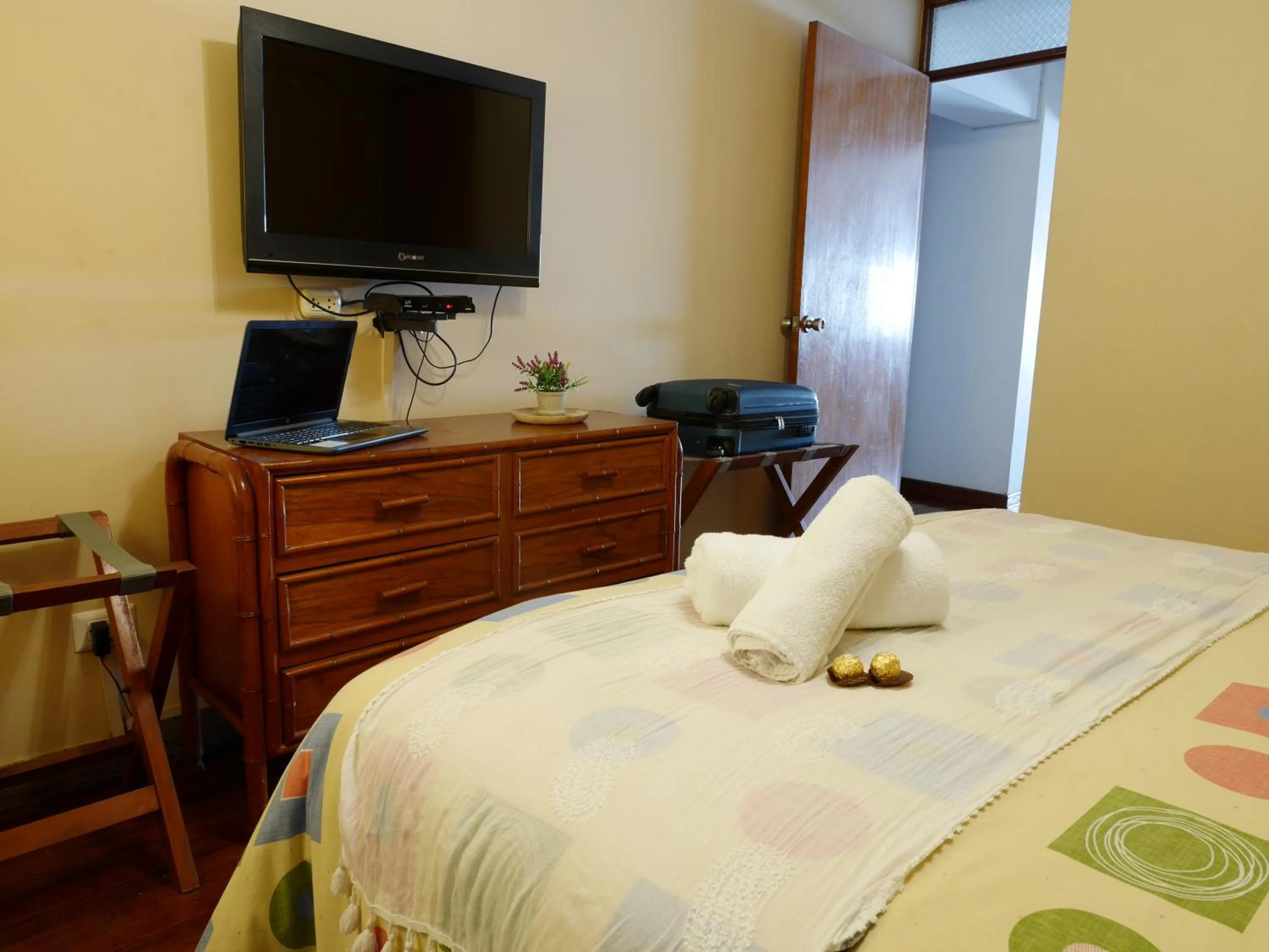 Photo of the whole room, Bed in Suite Service Apart Hotel