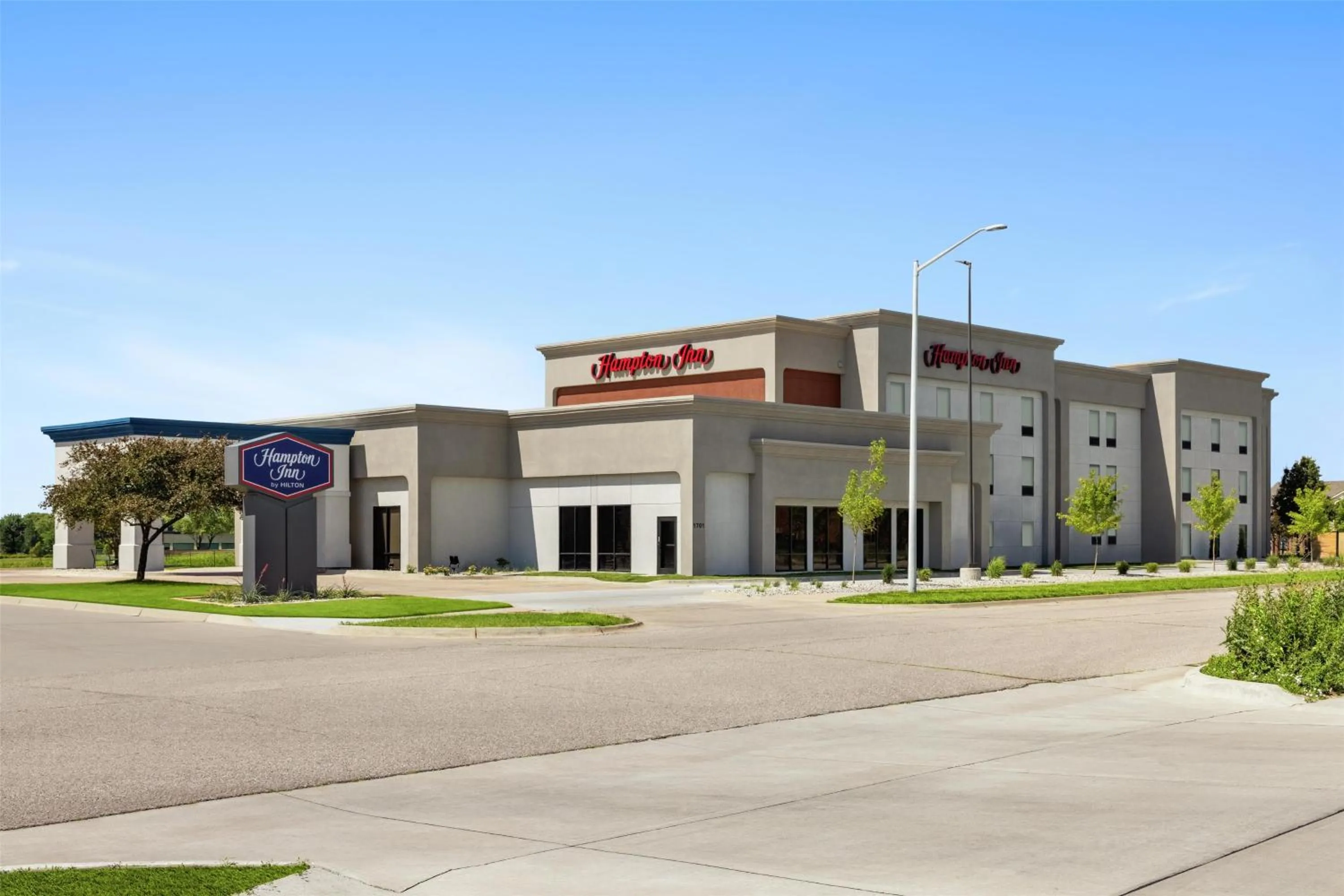 Property building in Hampton Inn Derby-Wichita Southeast