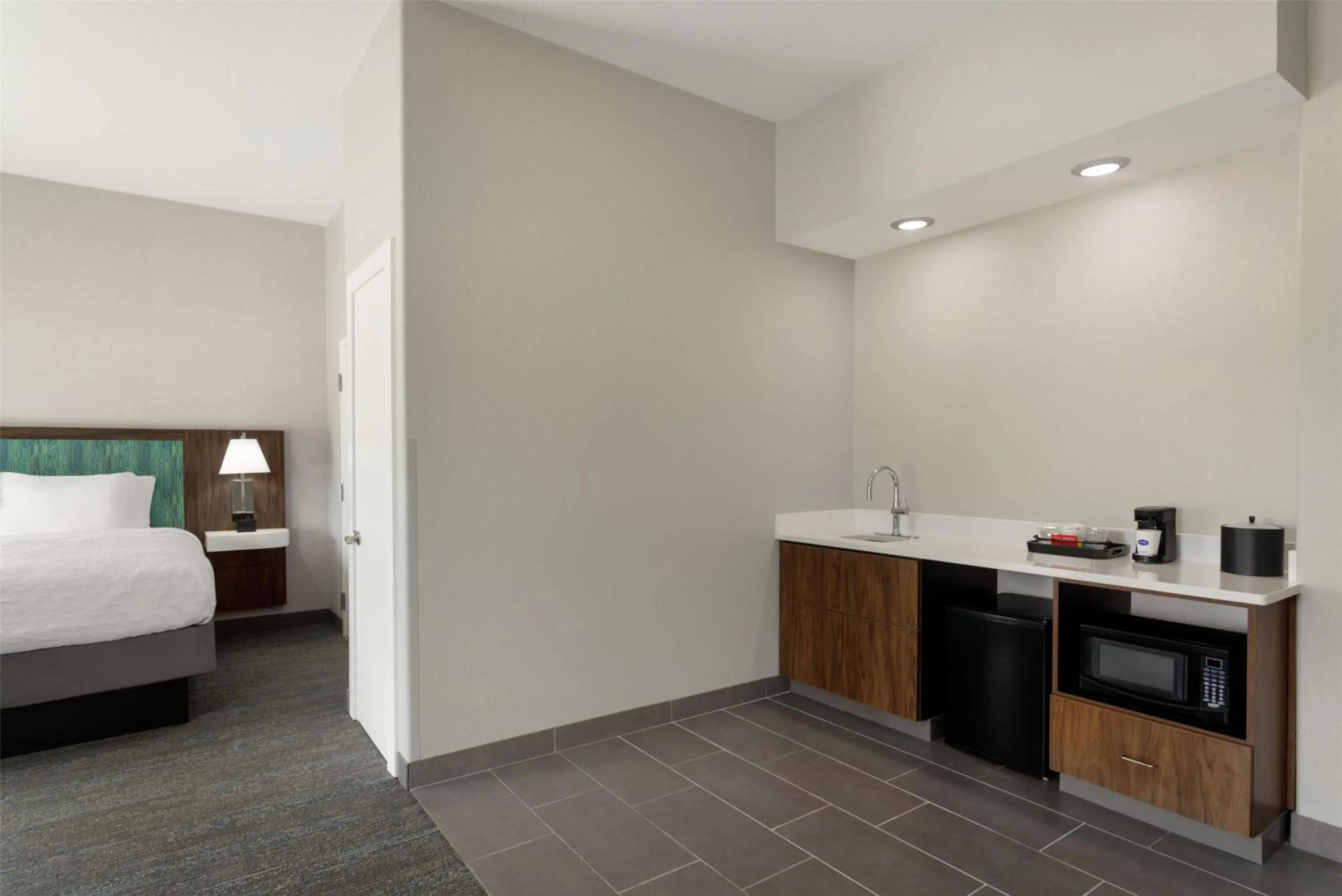 Bed in Hampton Inn Derby-Wichita Southeast