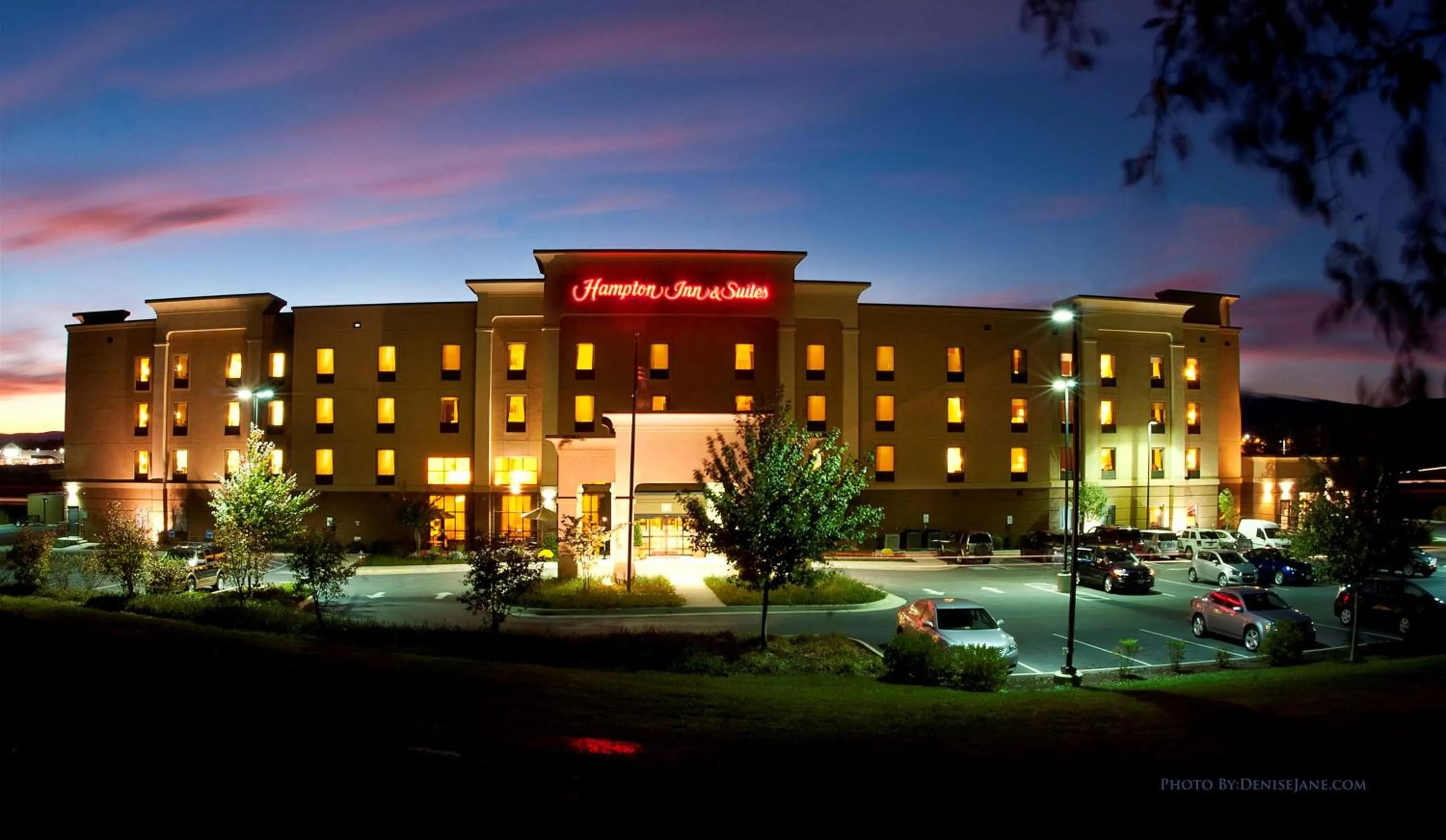 Property building in Hampton Inn and Suites Woodstock, Virginia